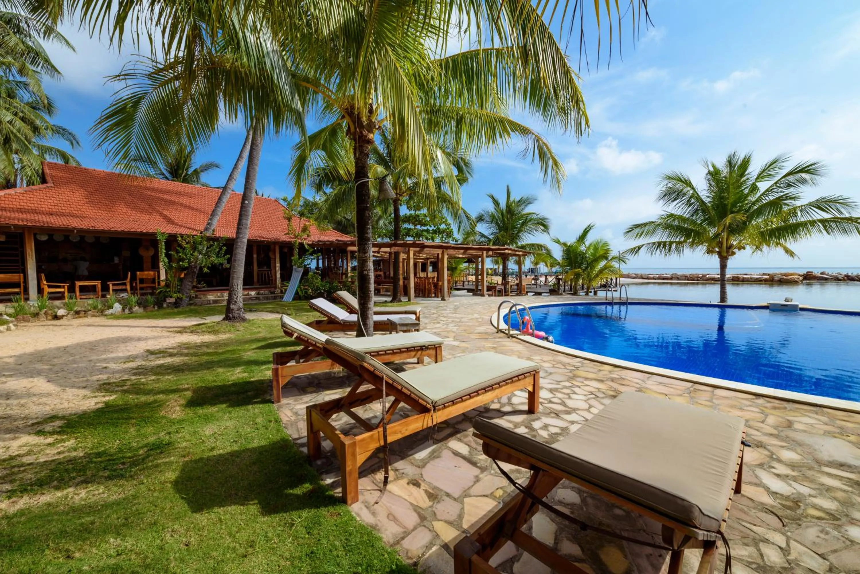 Swimming pool in Mango Beach Resort