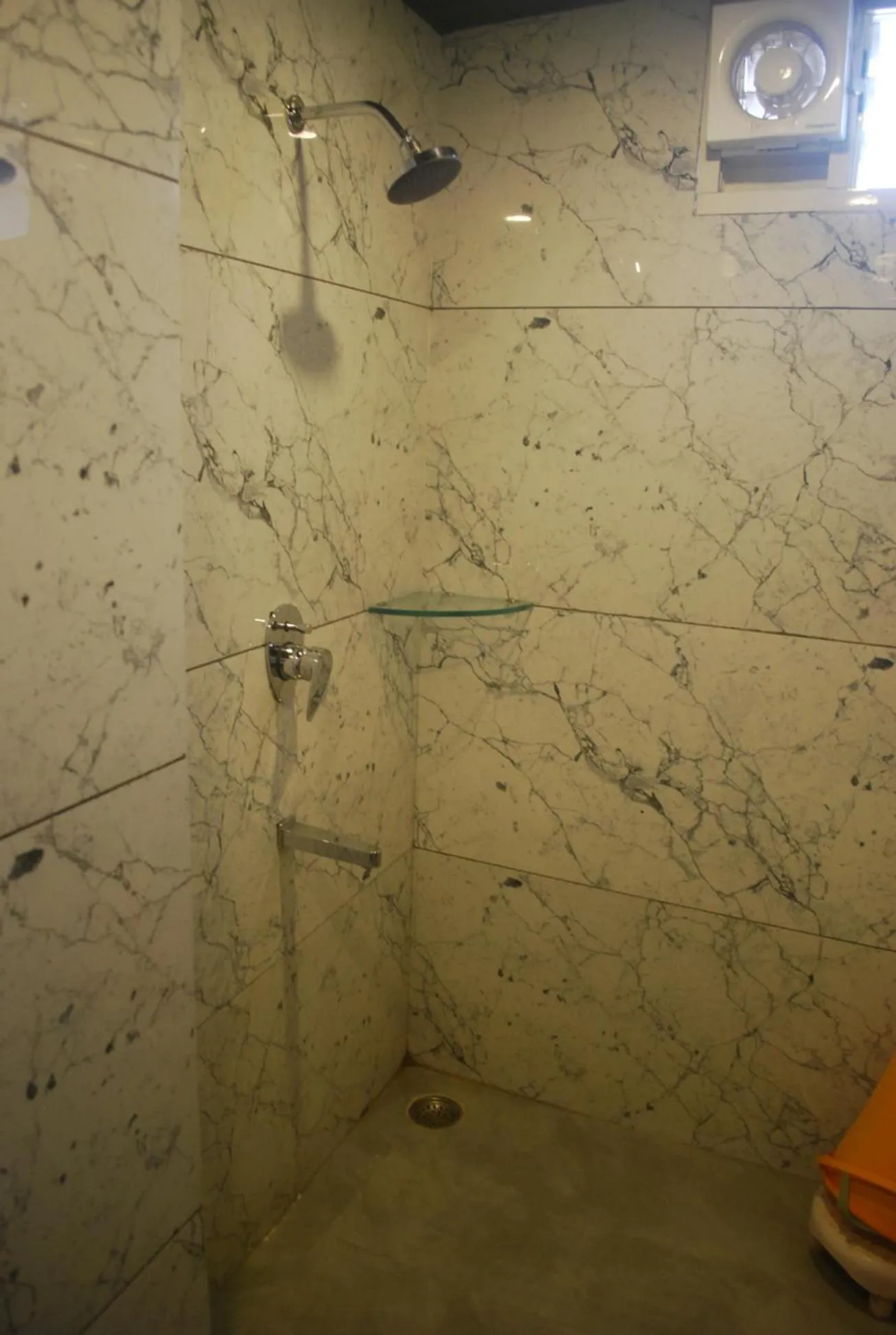 Shower in Hotel New Sunder