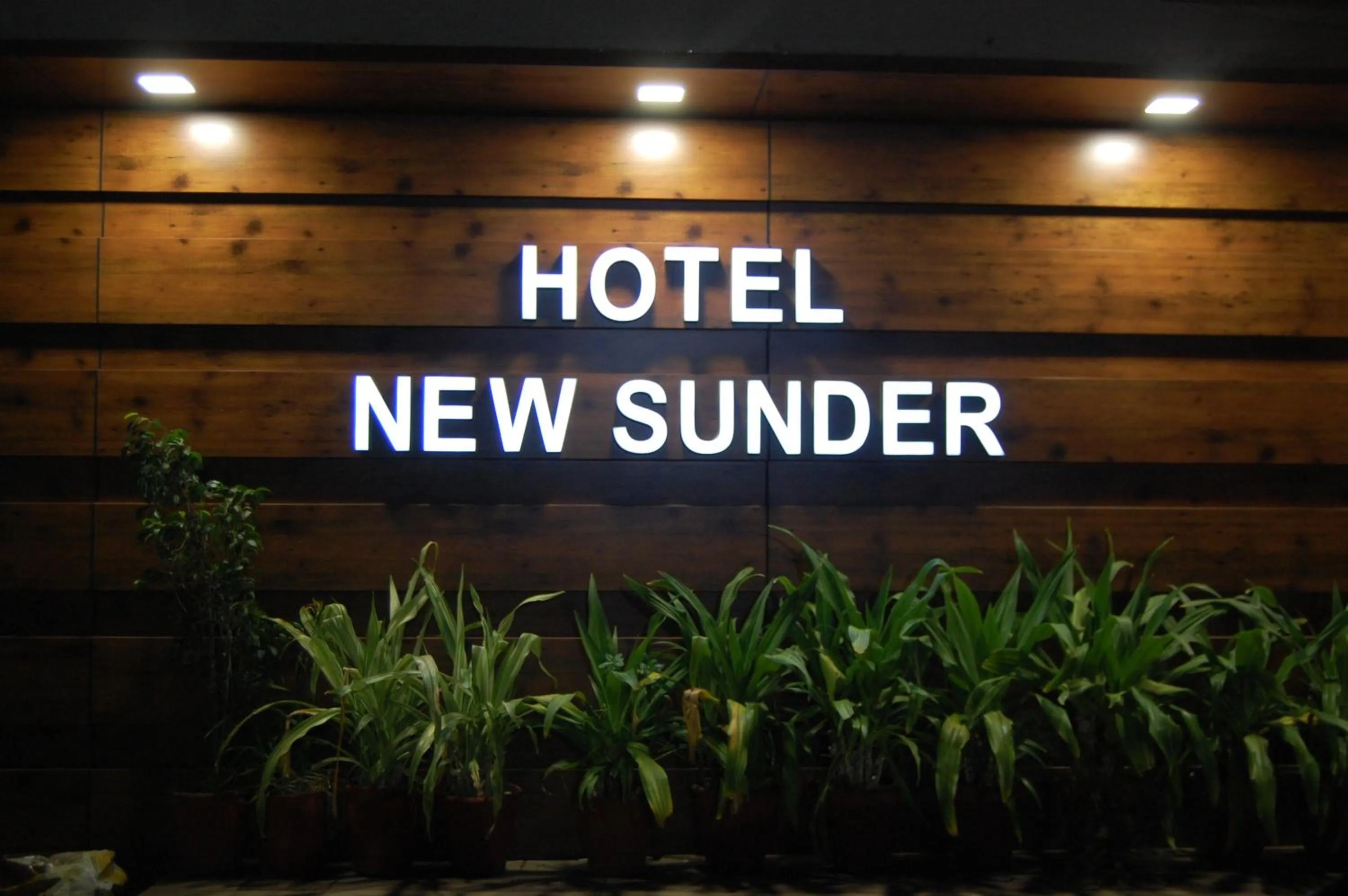 Property logo or sign in Hotel New Sunder