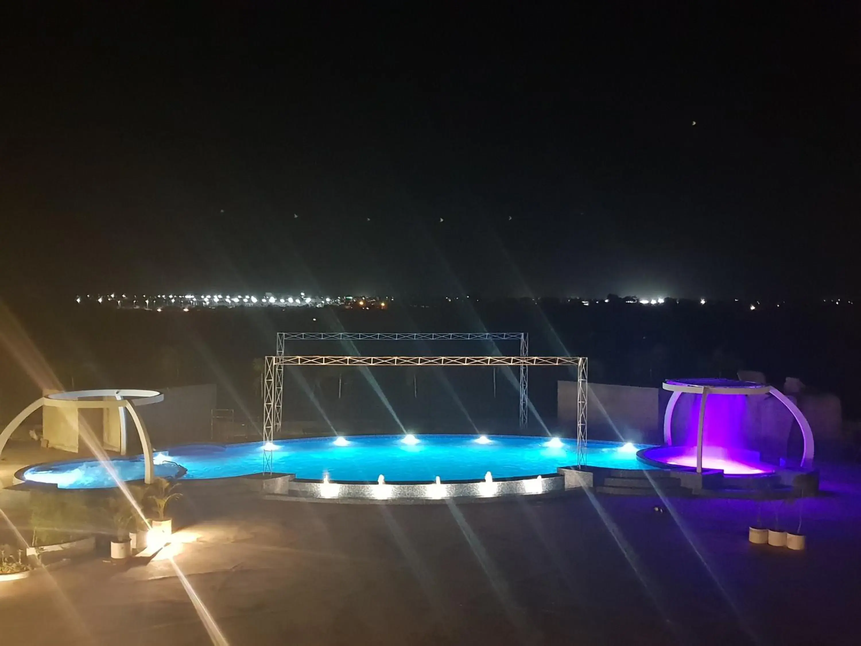 Swimming pool in Hotel Mittal Paradise Swimming pool in Hotel Mittal Paradise