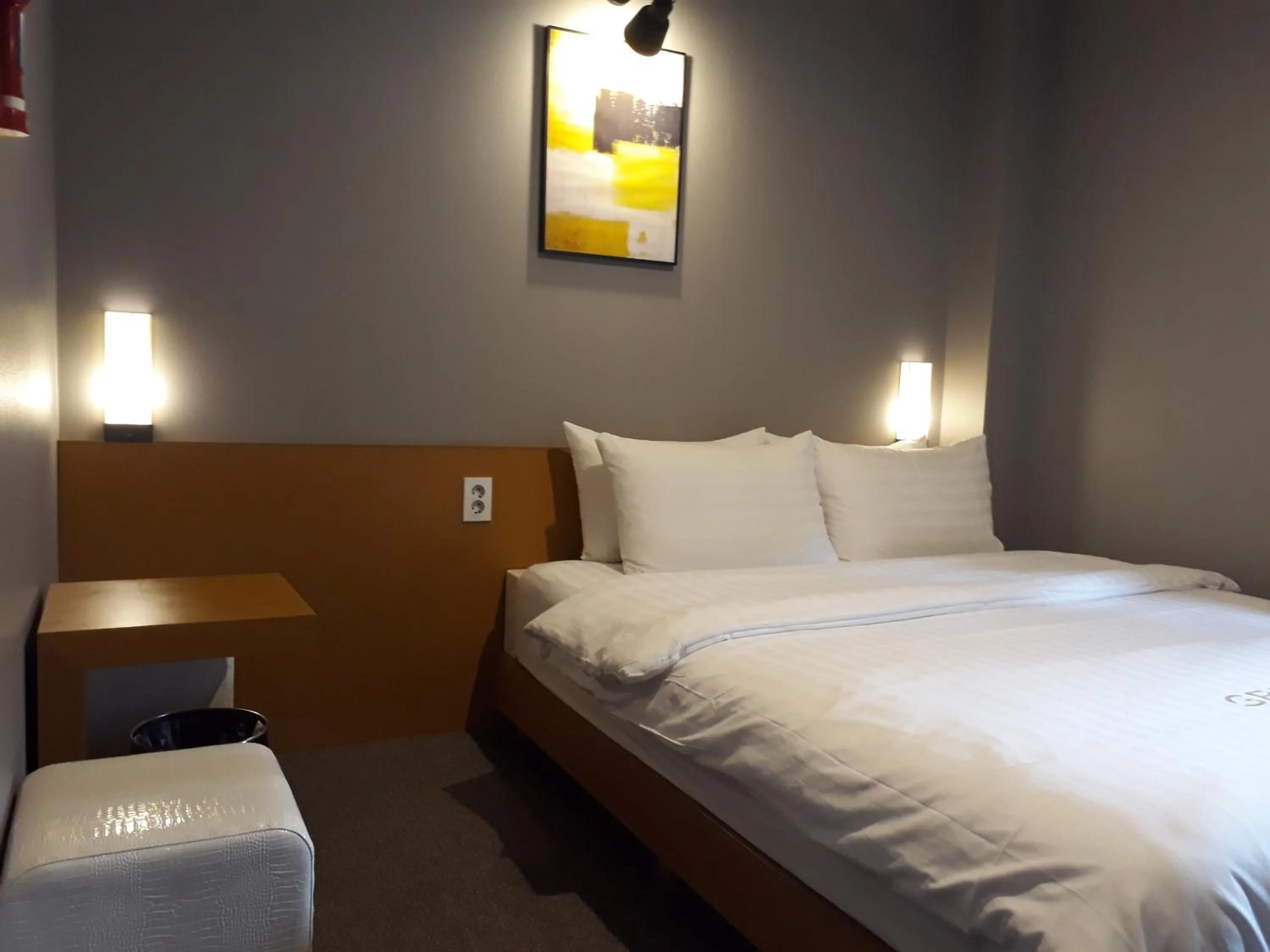 Photo of the whole room, Bed in Grid Inn Hotel