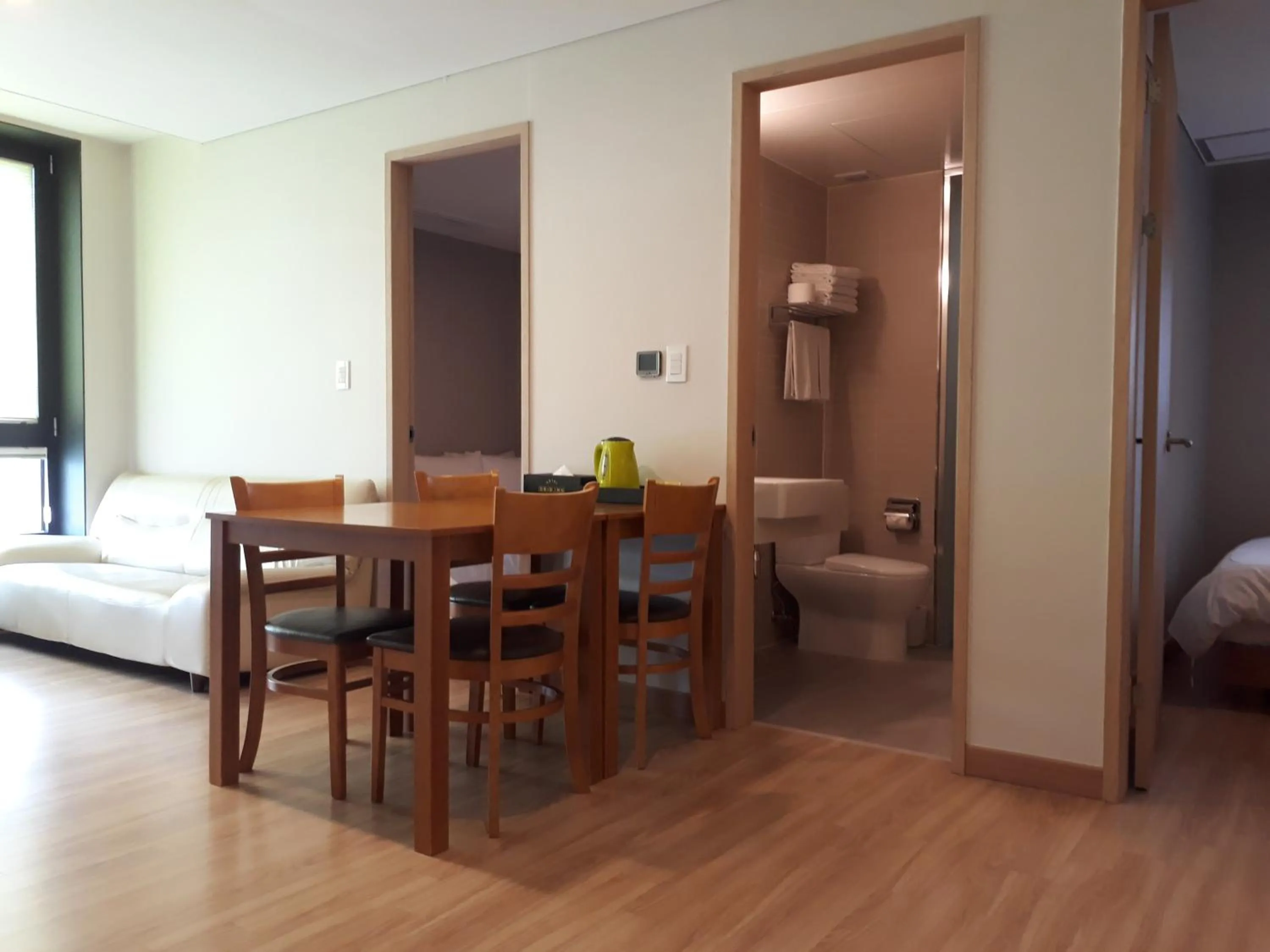 Living room, Bed in Grid Inn Hotel