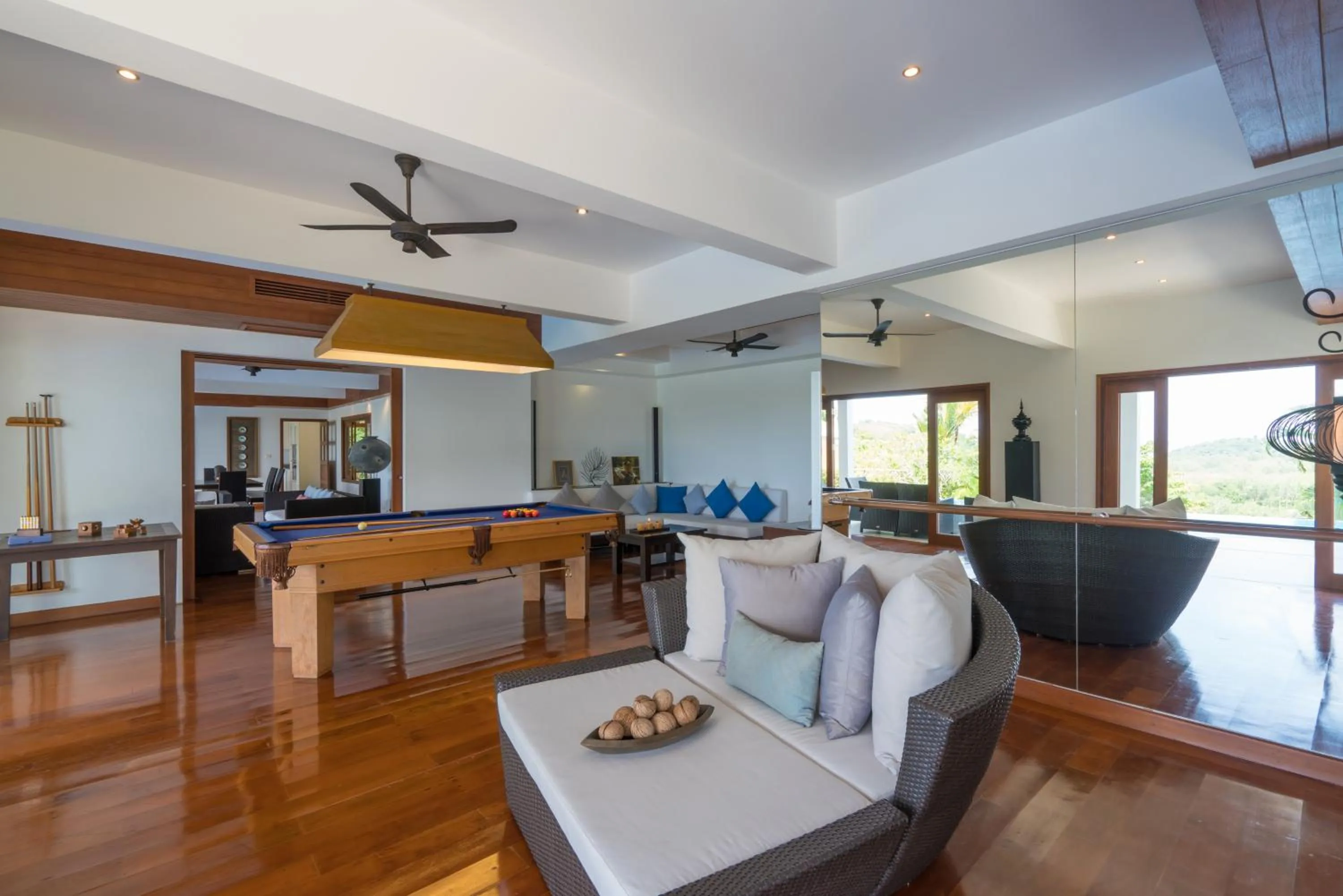 Living room in Vichuda Hills by RESAVA