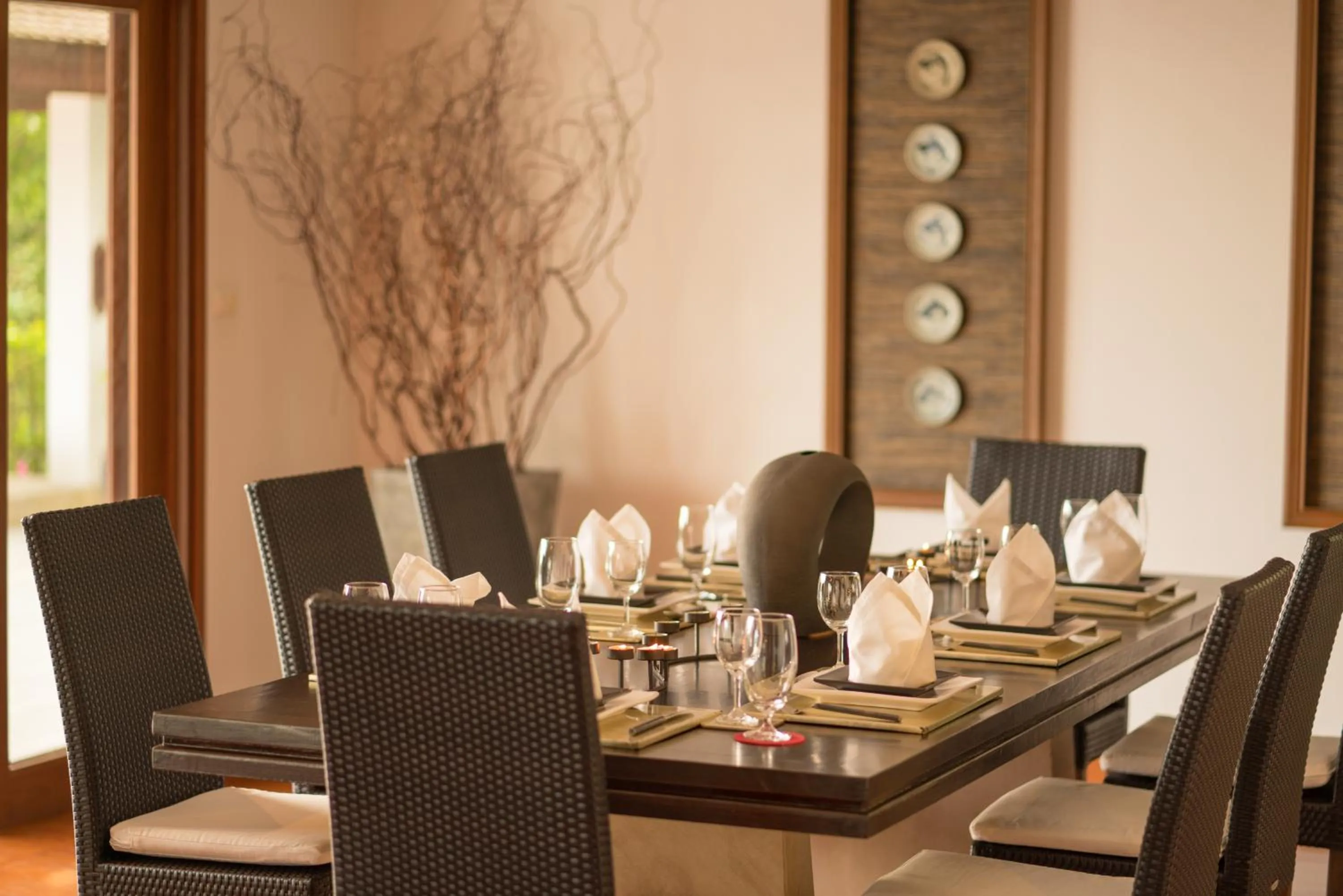 Dining area in Vichuda Hills by RESAVA