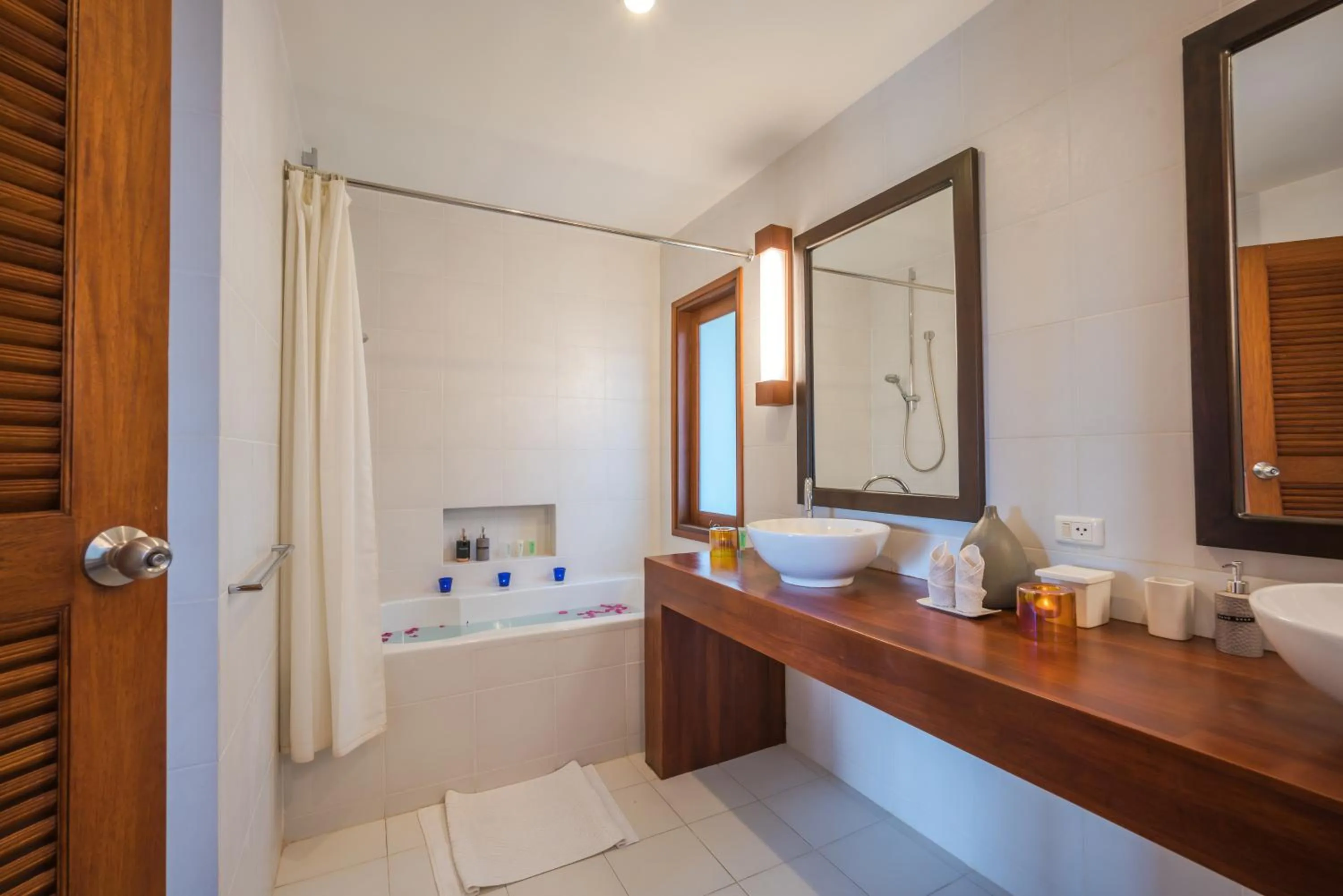 Bathroom in Vichuda Hills by RESAVA