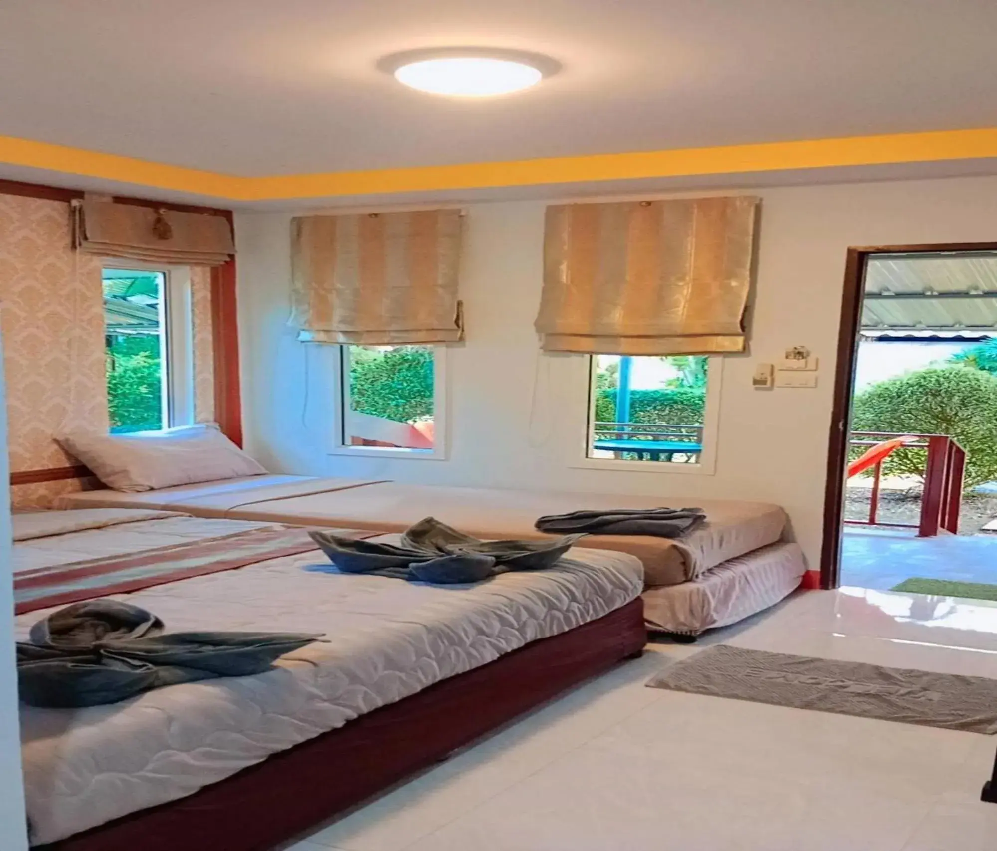 Triple Room in Popular Lanta Resort Triple Room in Popular Lanta Resort