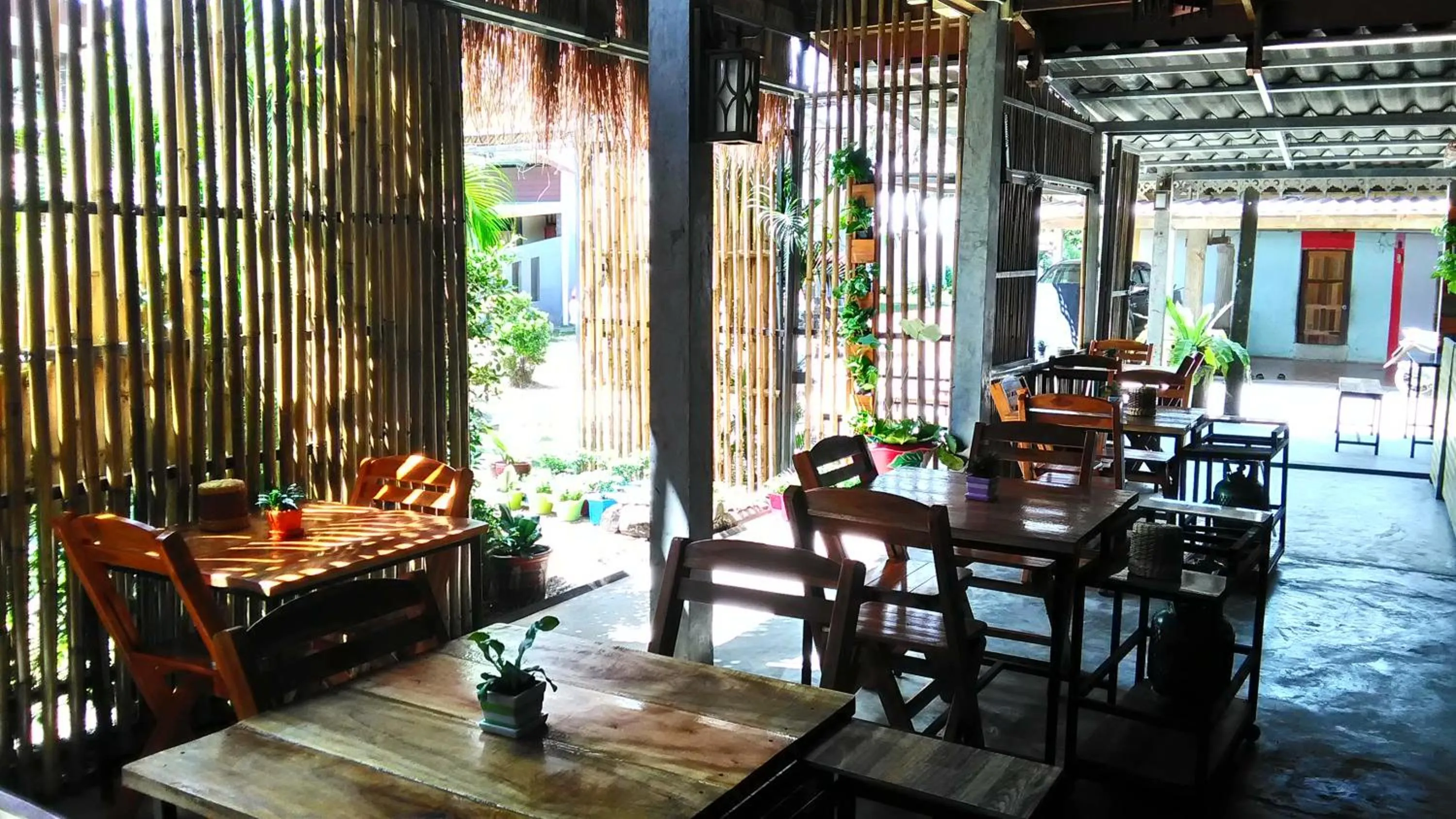 Restaurant/places to eat in Popular Lanta Resort