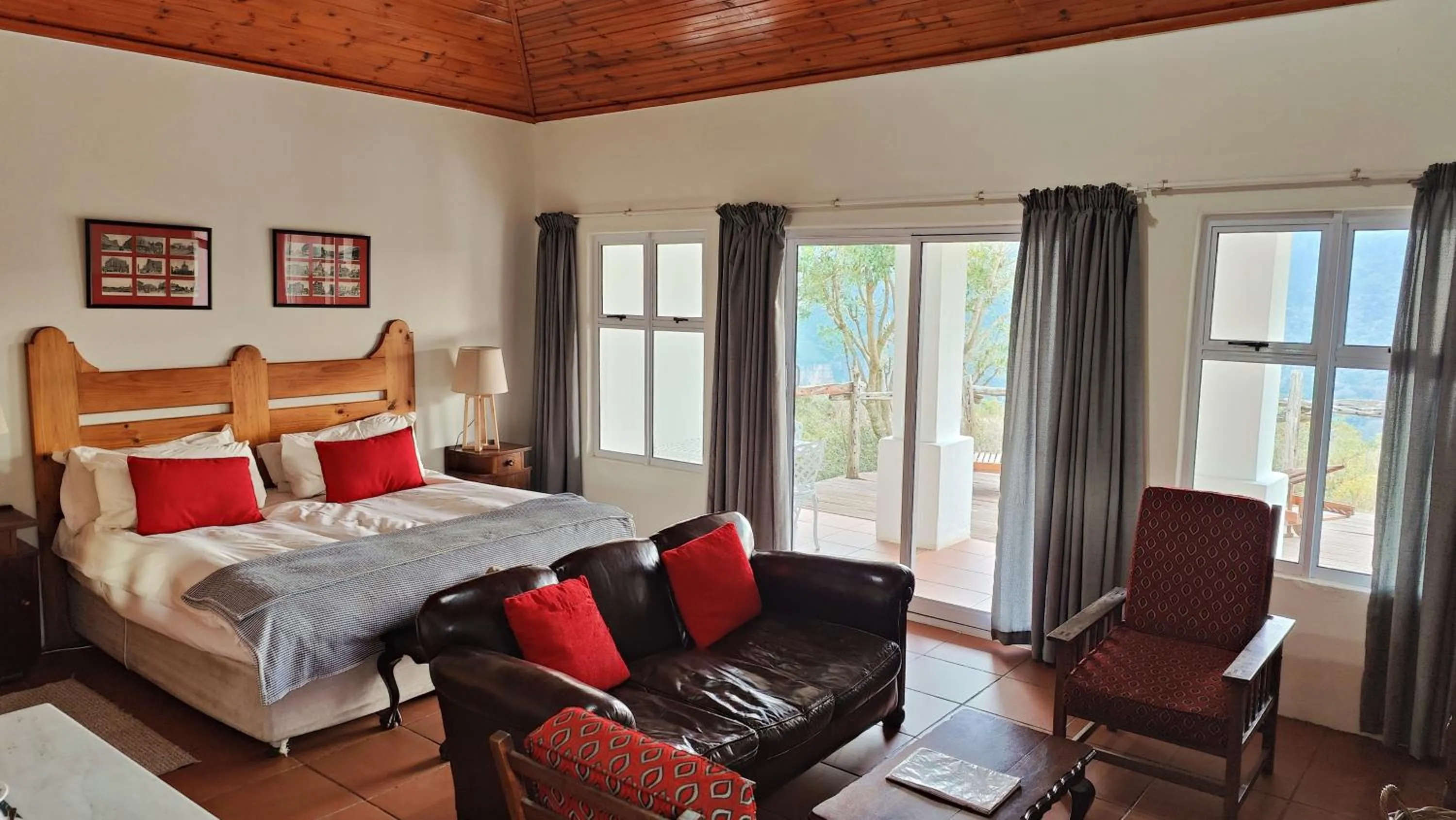 Bed in The Edge Mountain Retreat