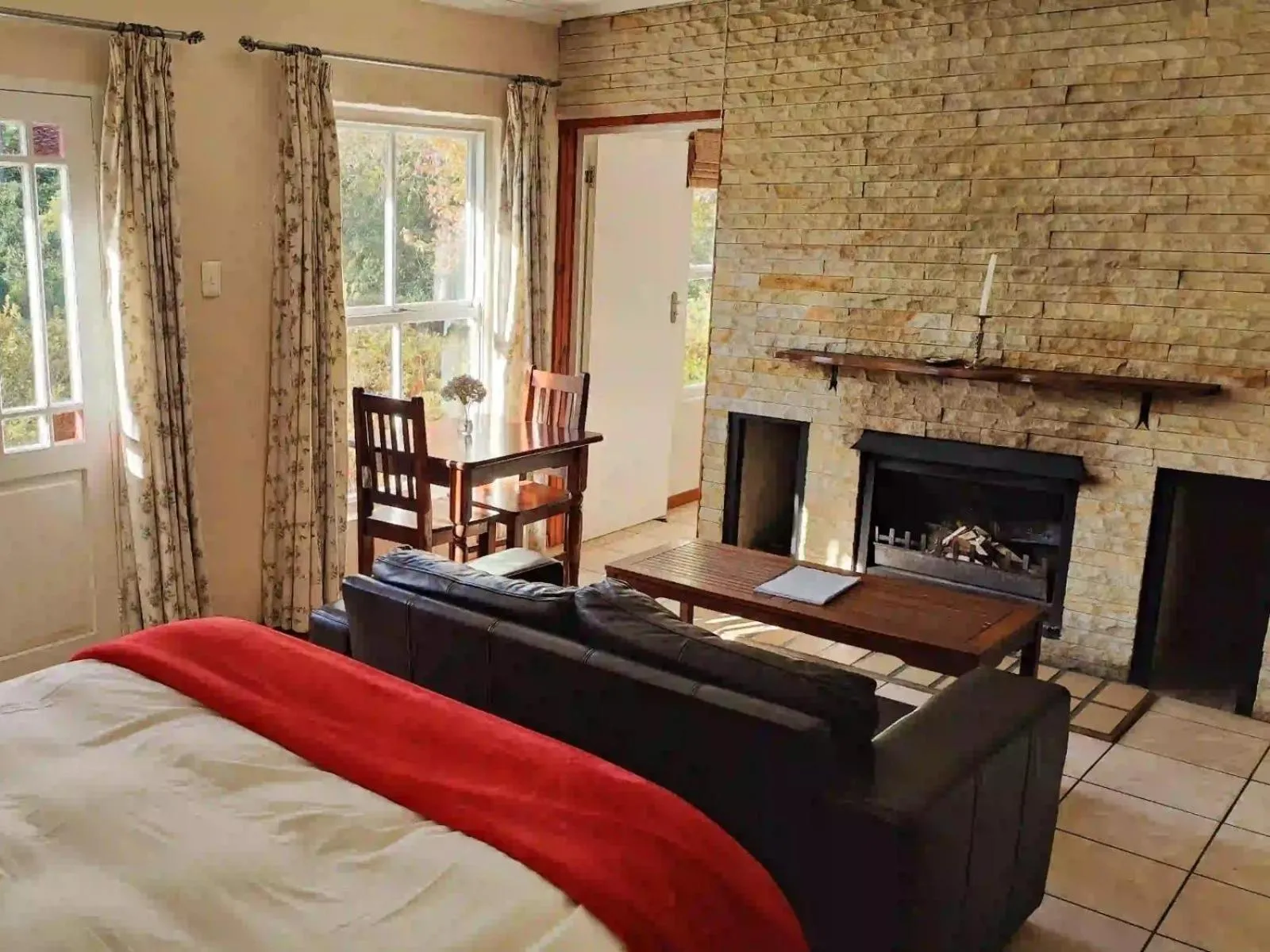 Photo of the whole room, Bed in The Edge Mountain Retreat