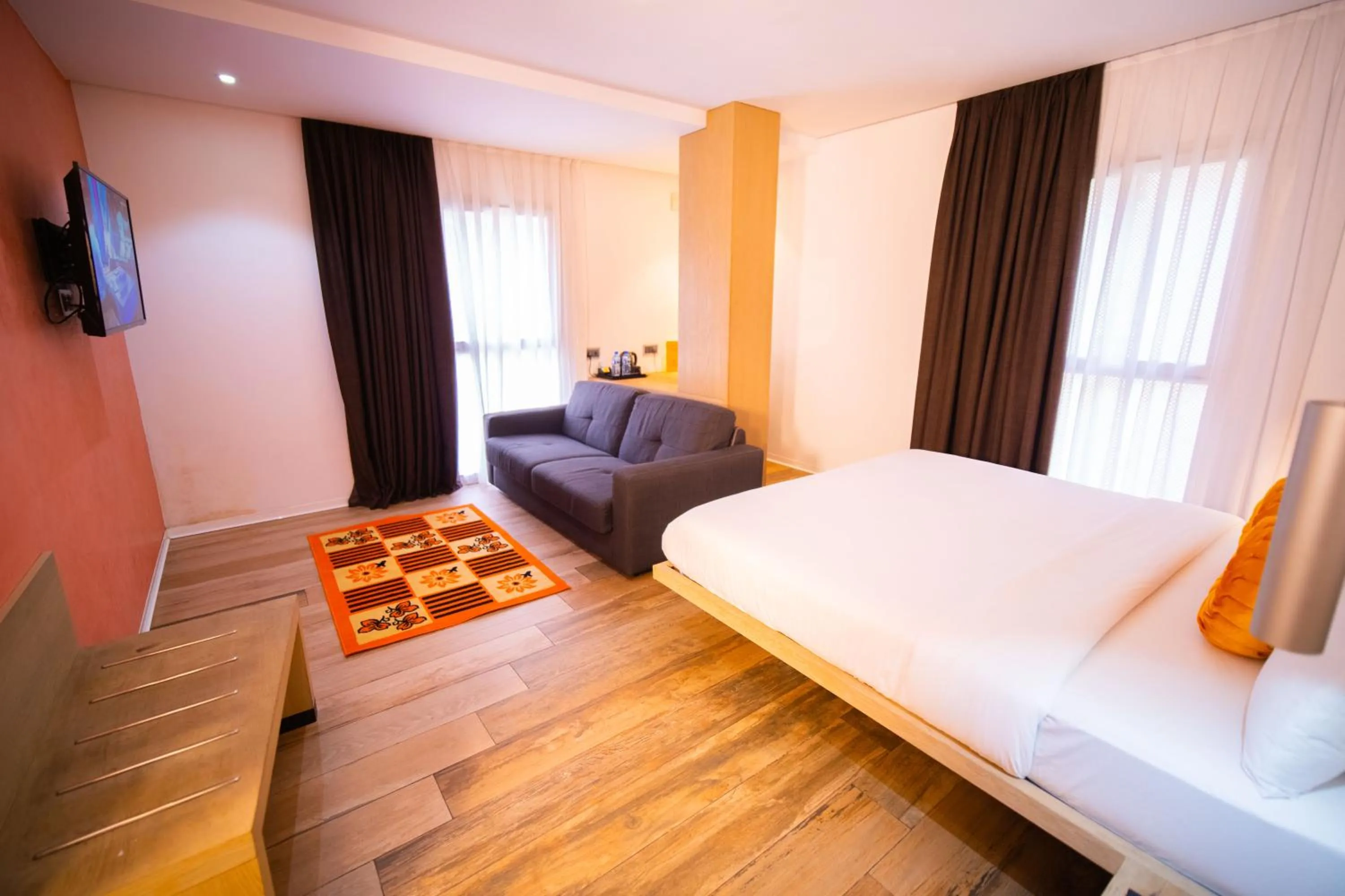 Photo of the whole room, Bed in SV Chrome