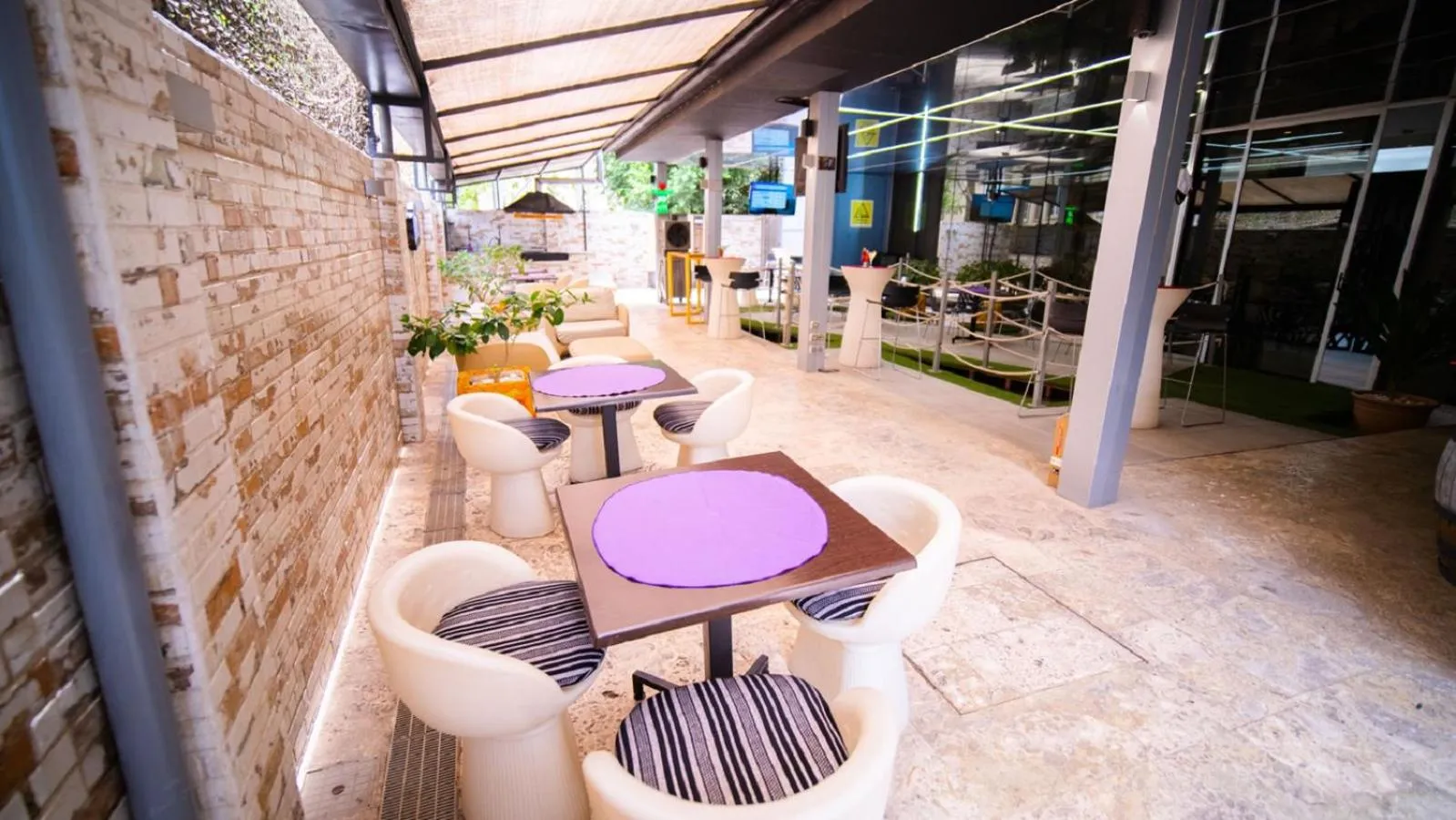 Lounge or bar in SV Chrome