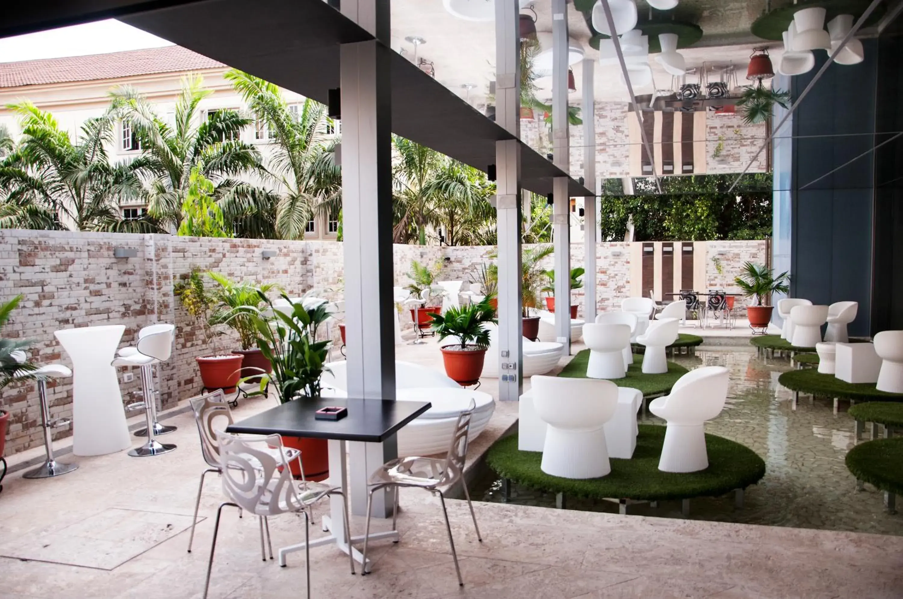 Lounge or bar in SV Chrome Lounge or bar in SV Chrome