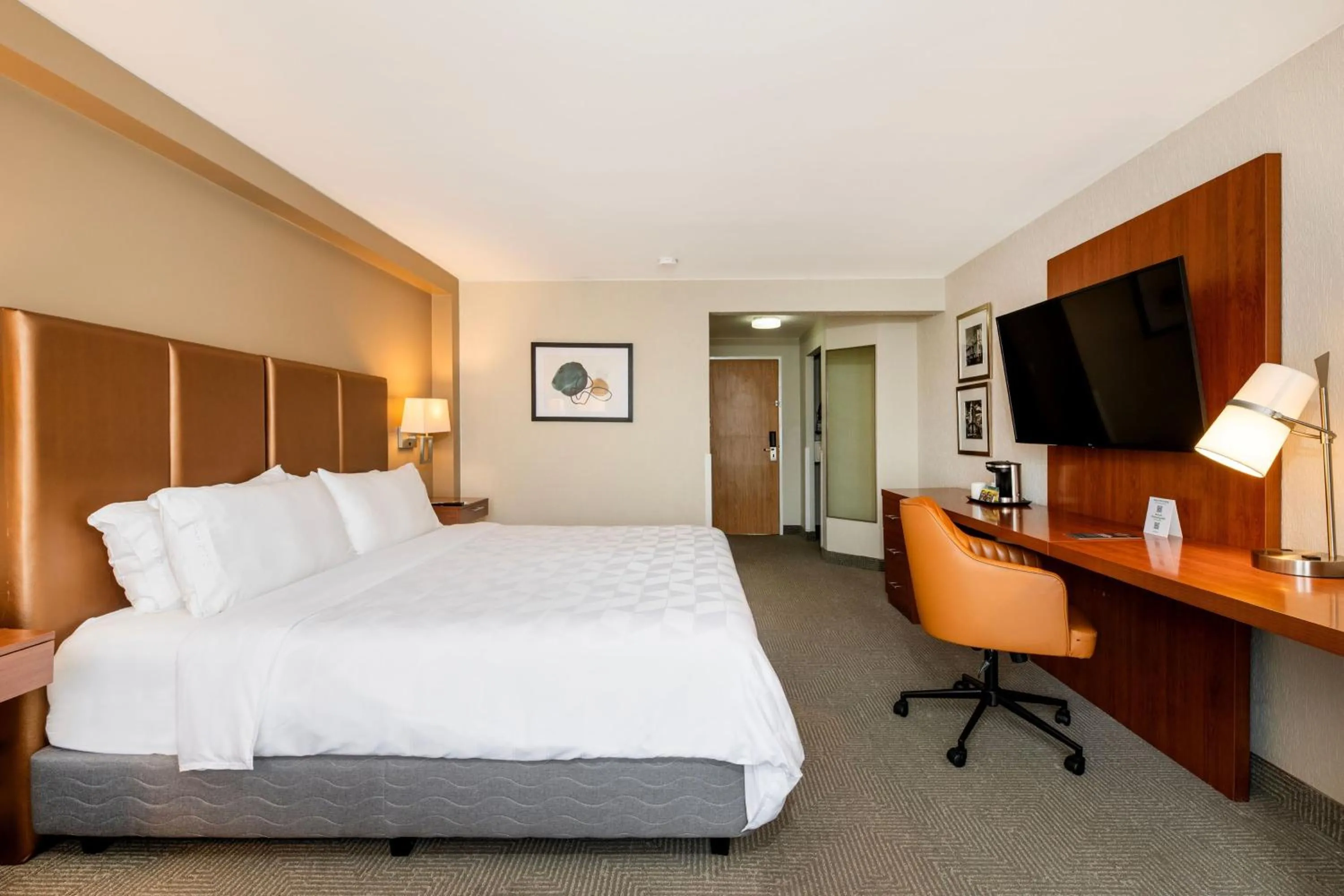 Photo of the whole room, Bed in Holiday Inn San Jose La Sabana by IHG