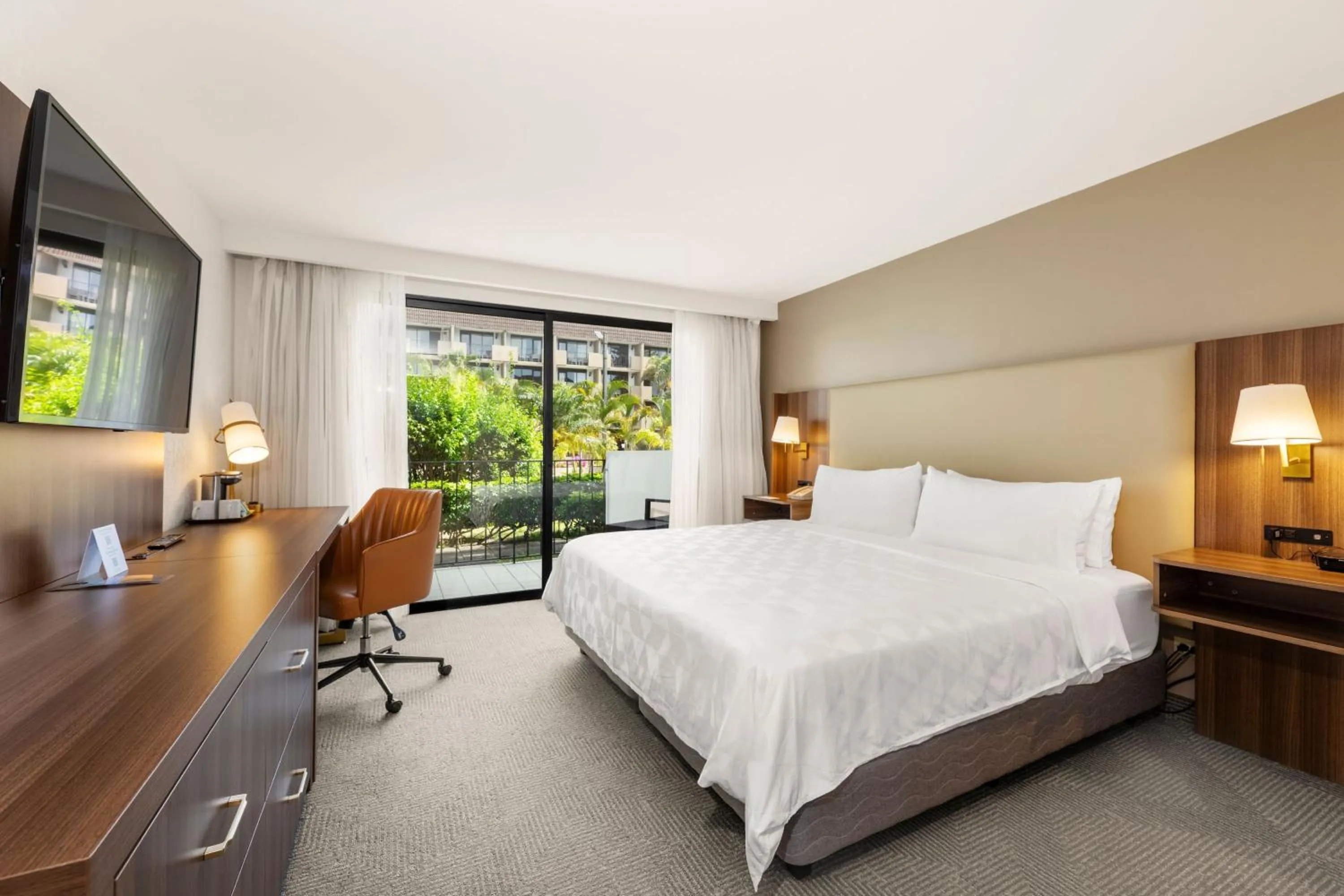 Photo of the whole room, Bed in Holiday Inn San Jose La Sabana by IHG