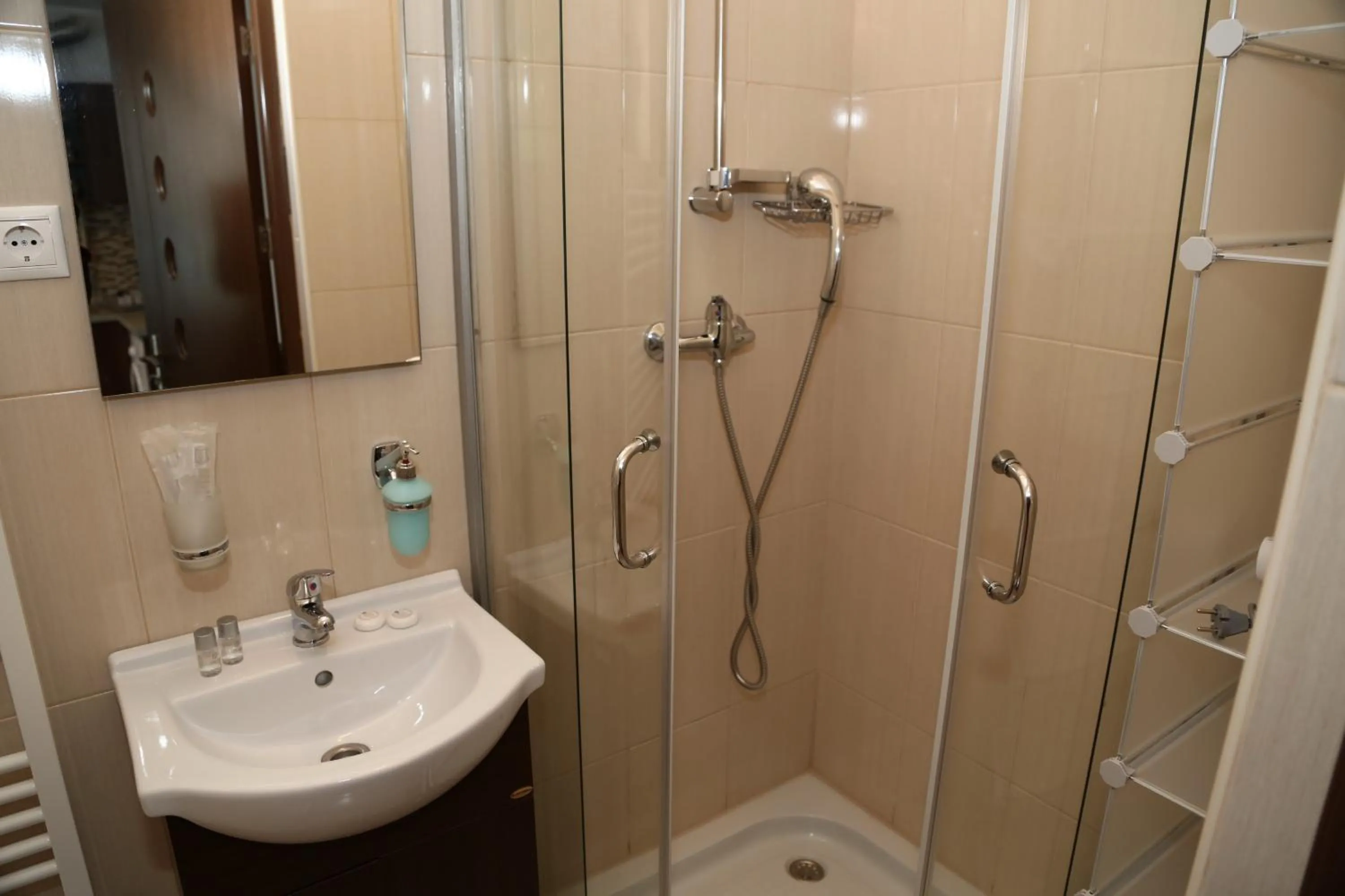 Shower in Xenopol Central