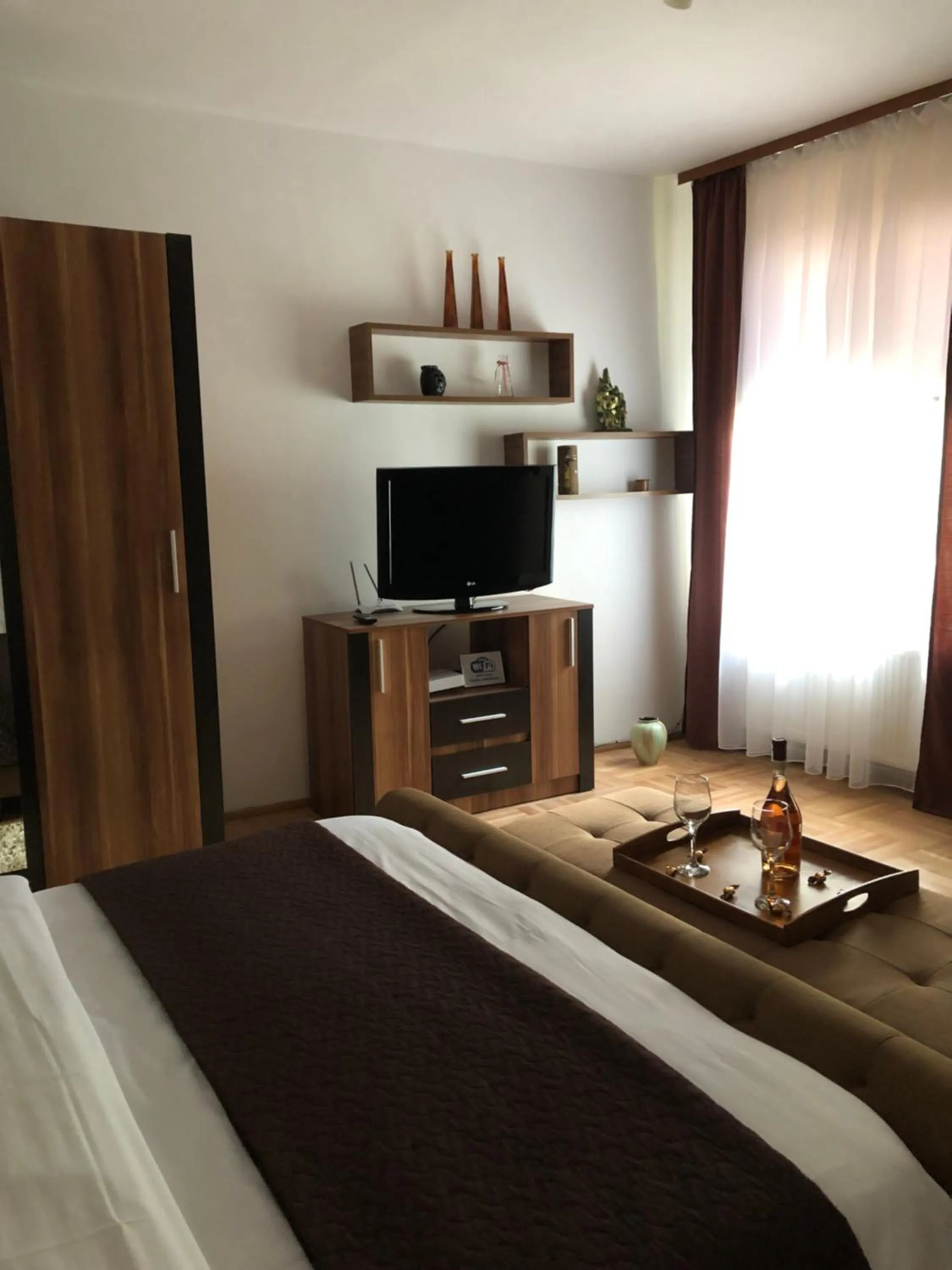Communal lounge/ TV room, Bed in Xenopol Central