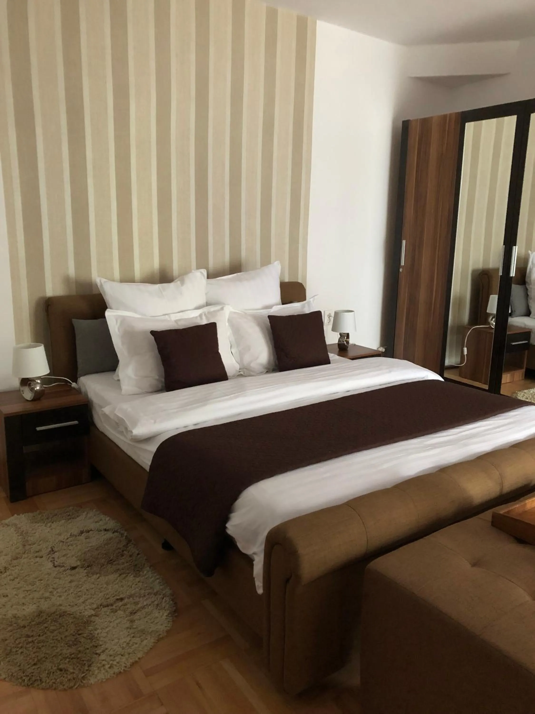 Photo of the whole room, Bed in Xenopol Central