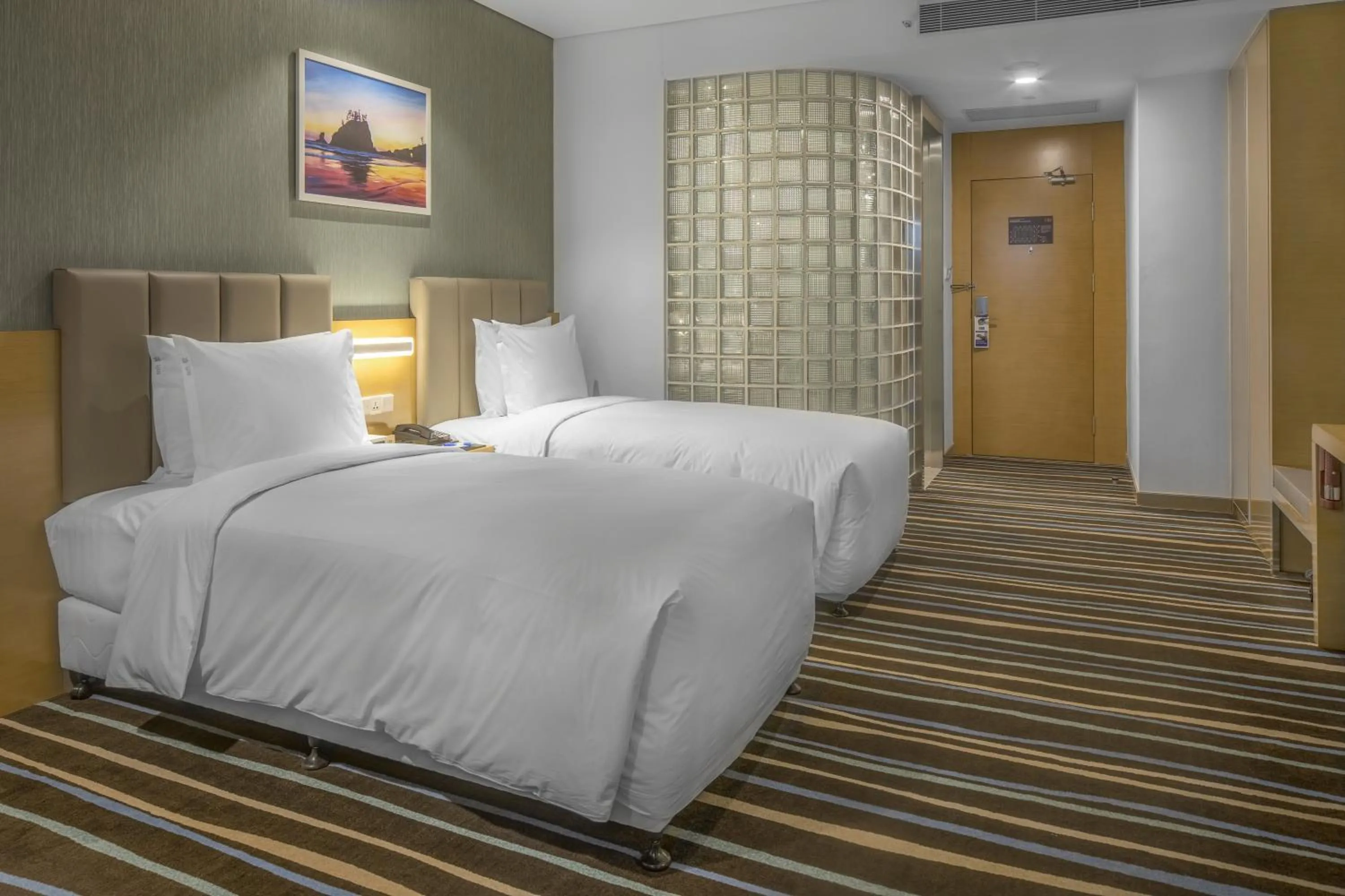 Photo of the whole room, Bed in Holiday Inn Express Xi'an North by IHG