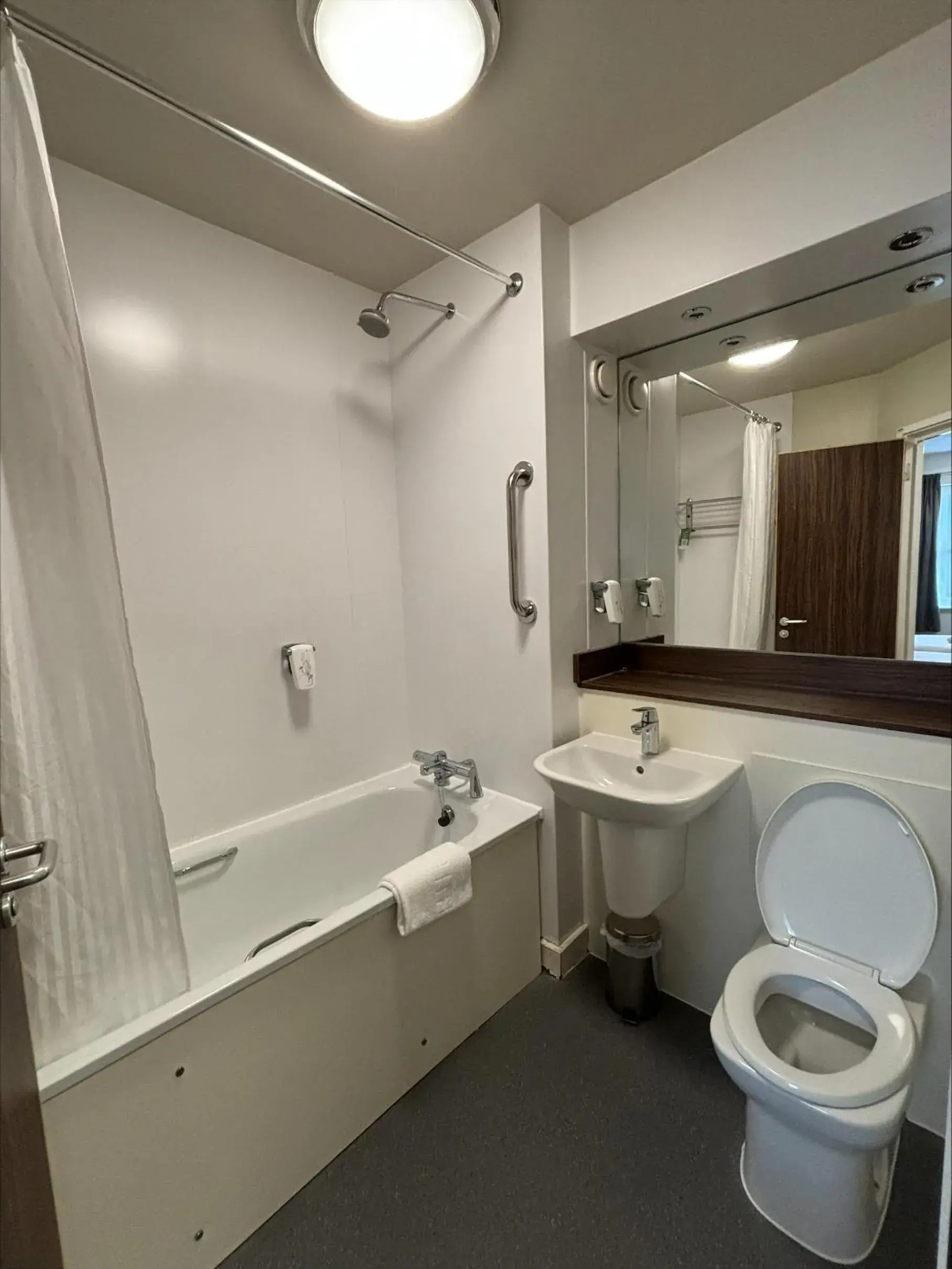 Standard Twin Room - single occupancy in Highland Gate, Stirling by Marston's Inns Standard Twin Room - single occupancy in Highland Gate, Stirling by Marston's Inns