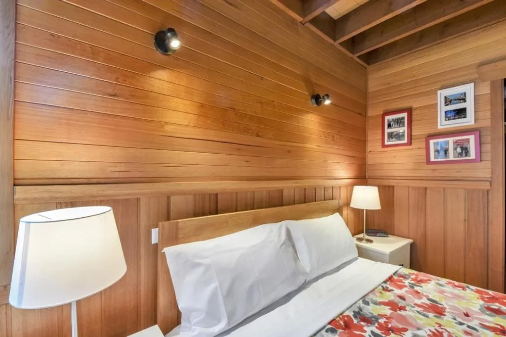 Bedroom, Bed in Snowgoose