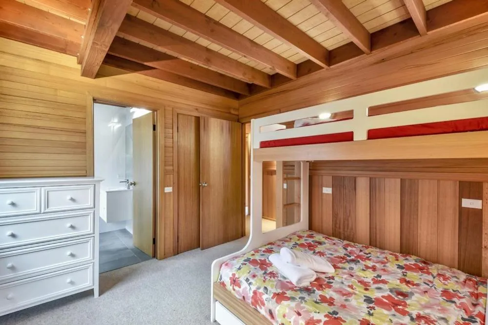 Bedroom, Bed in Snowgoose