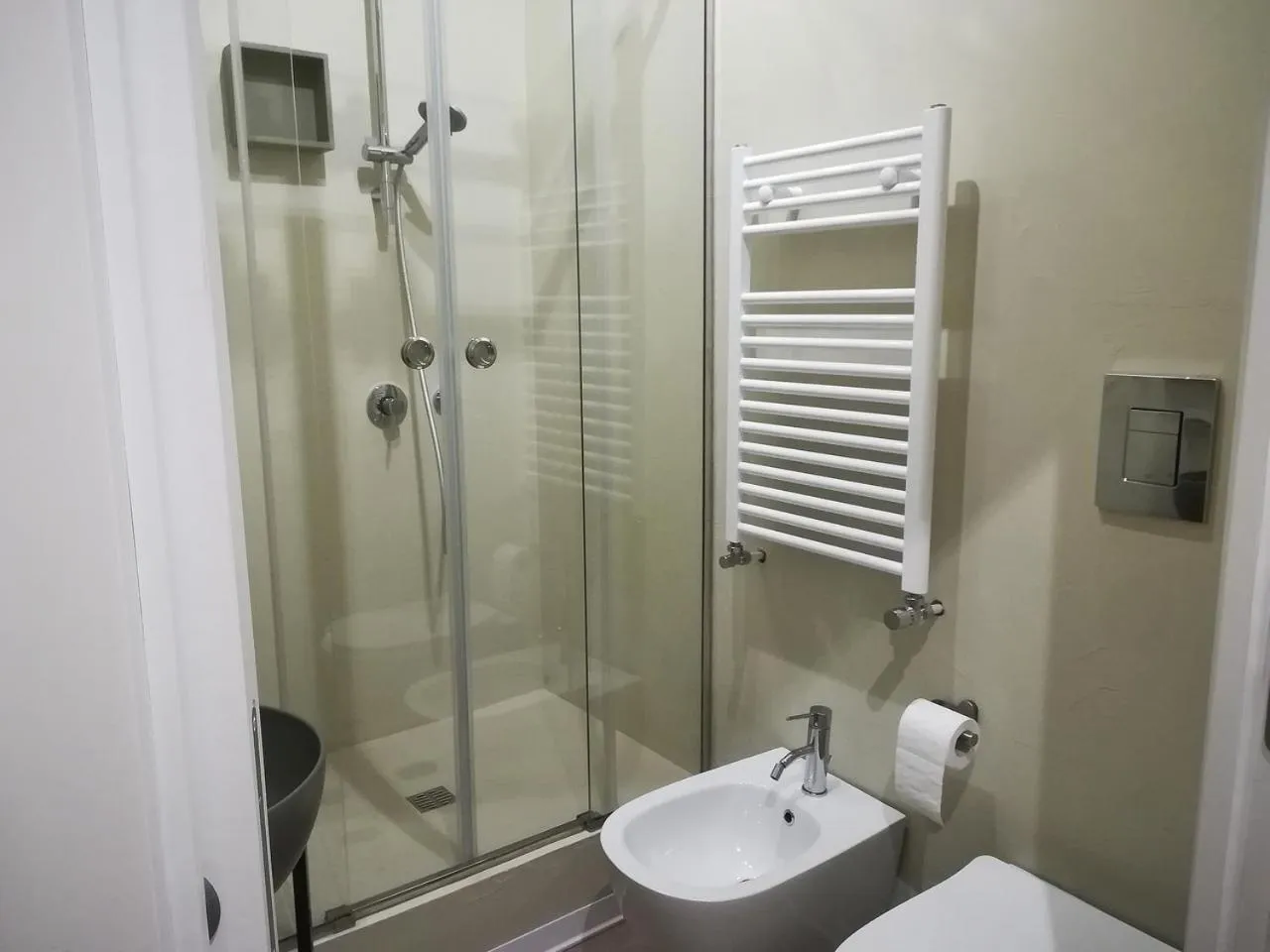 Shower in Persiane al Cassaro