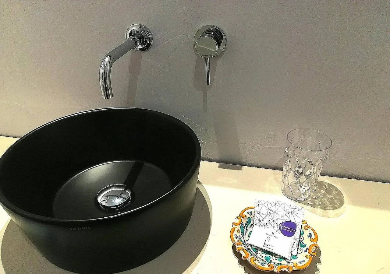 Bathroom in Persiane al Cassaro