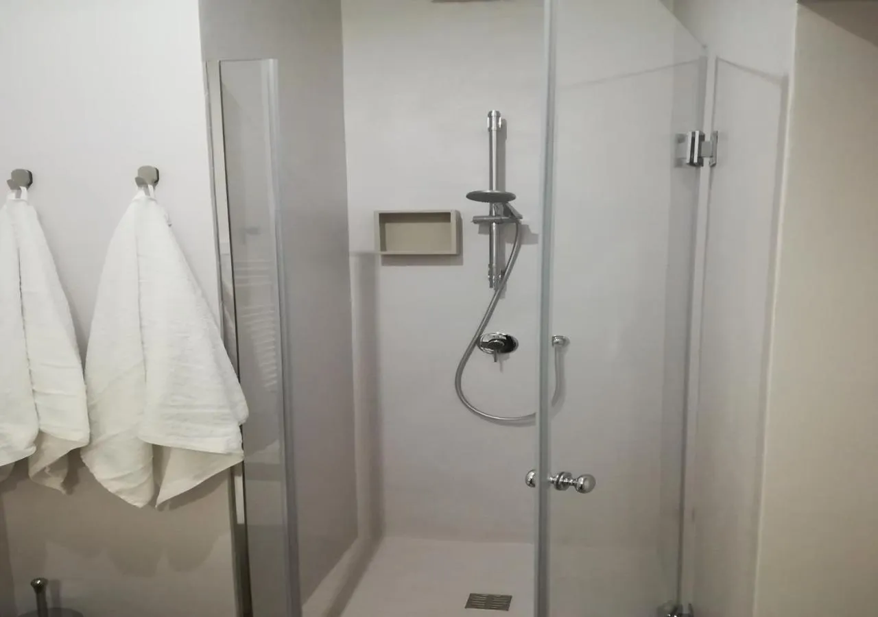 Shower in Persiane al Cassaro