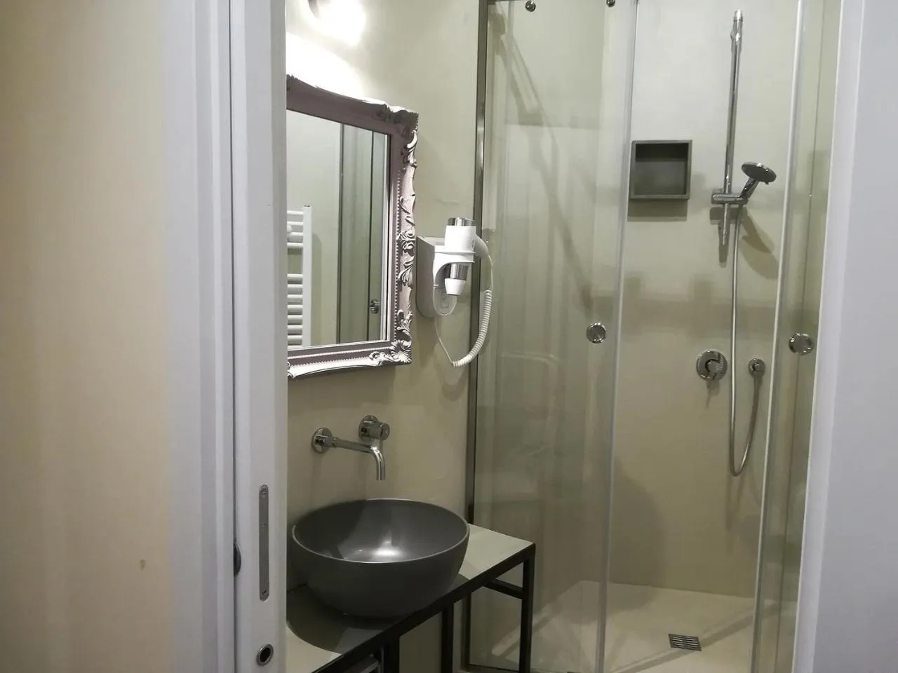 Shower in Persiane al Cassaro