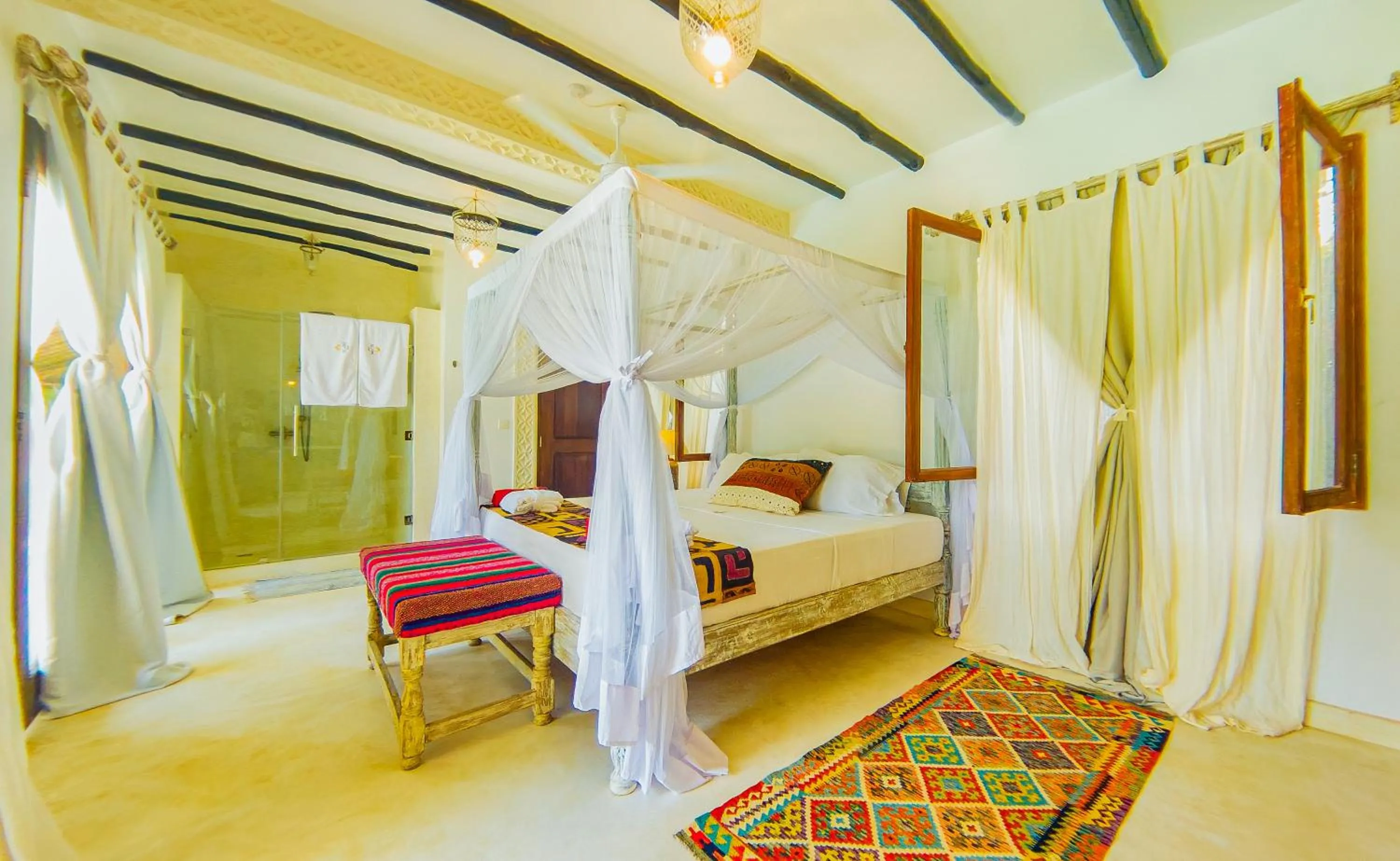 Bedroom, Bed in Alawi Home