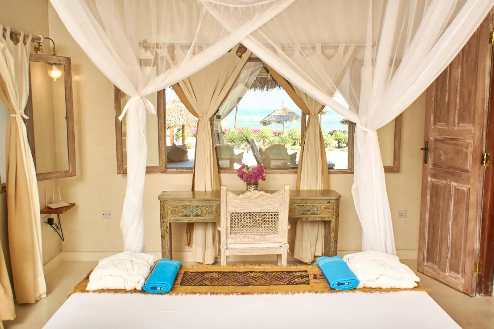 Bedroom, Bed in Alawi Home