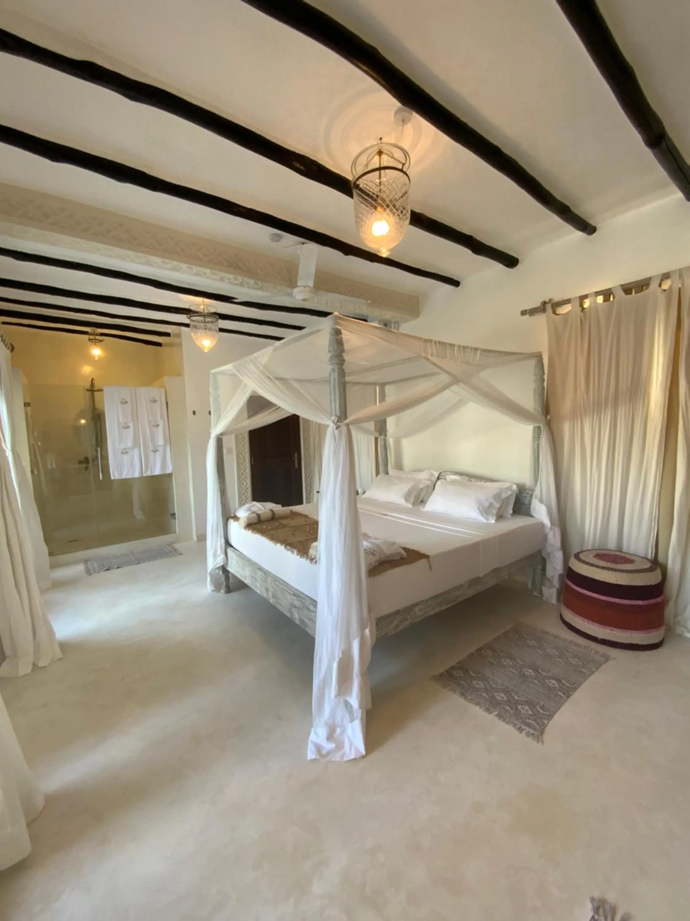 Bedroom, Bed in Alawi Home