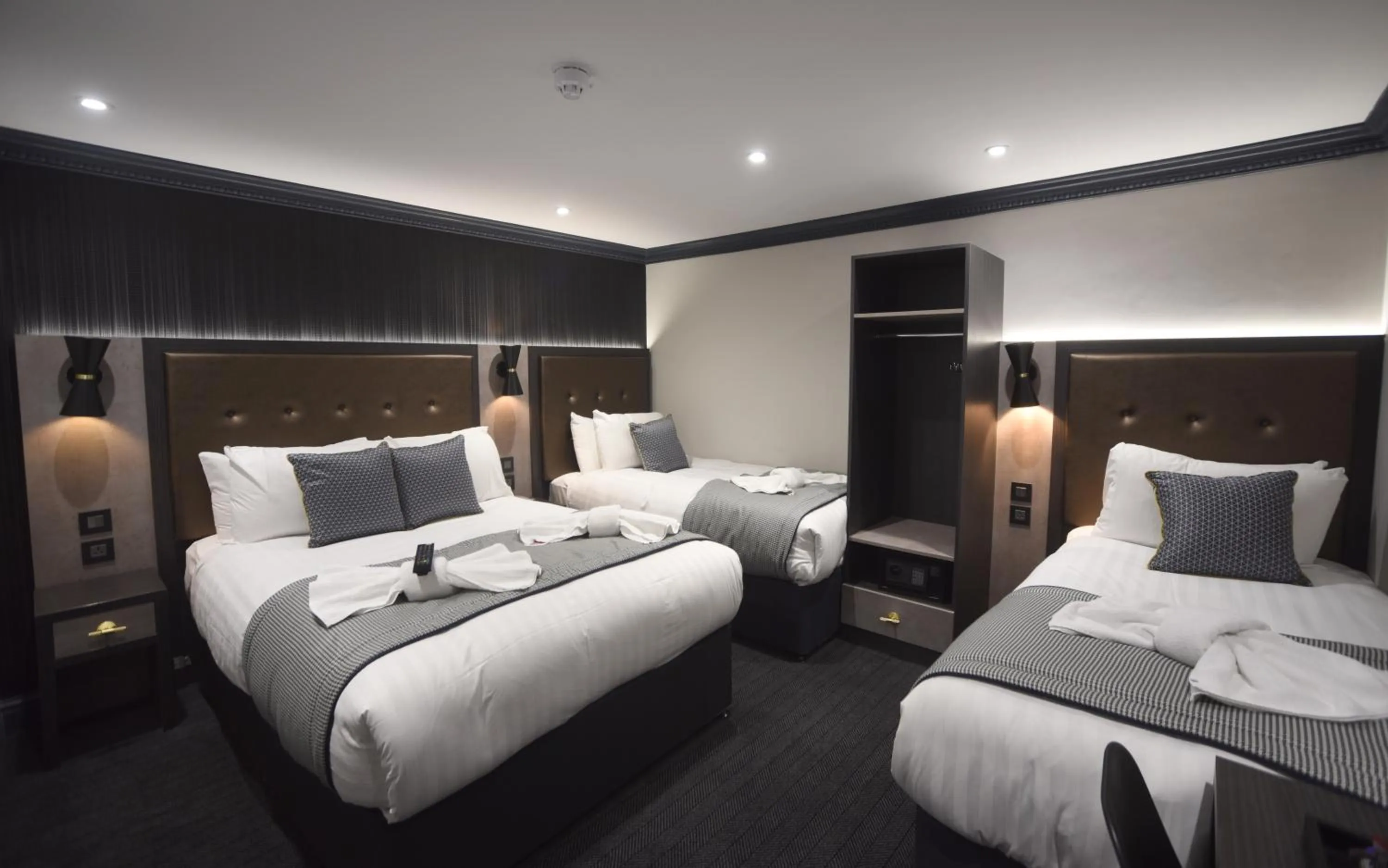 Photo of the whole room, Bed in The House of Toby