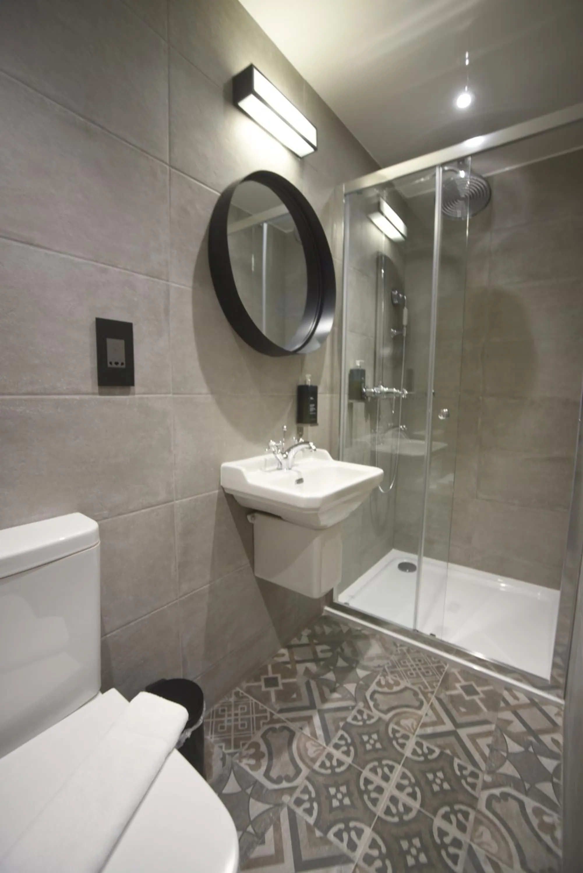 Shower in The House of Toby