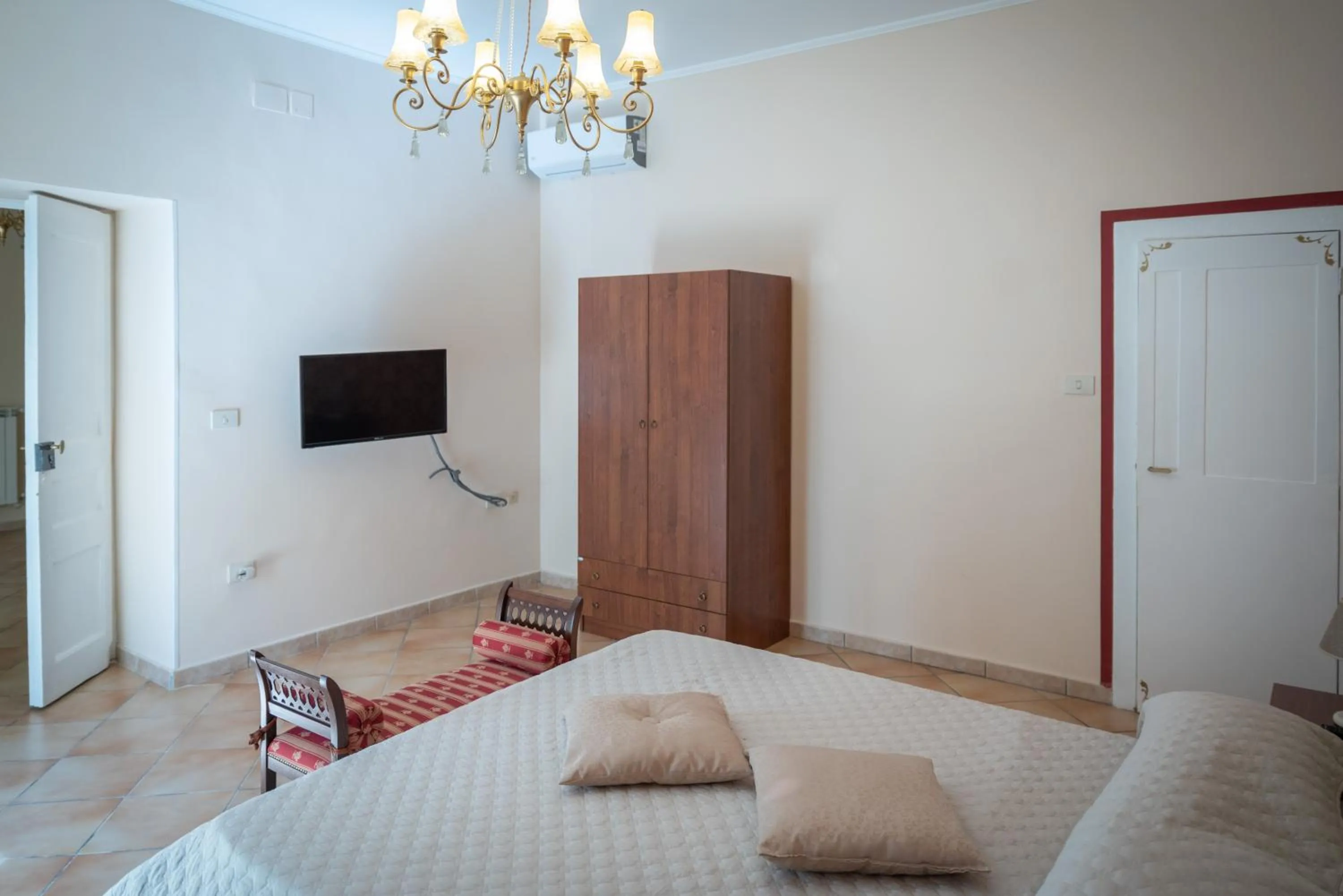 Photo of the whole room, Bed in L'Antica Caiatia