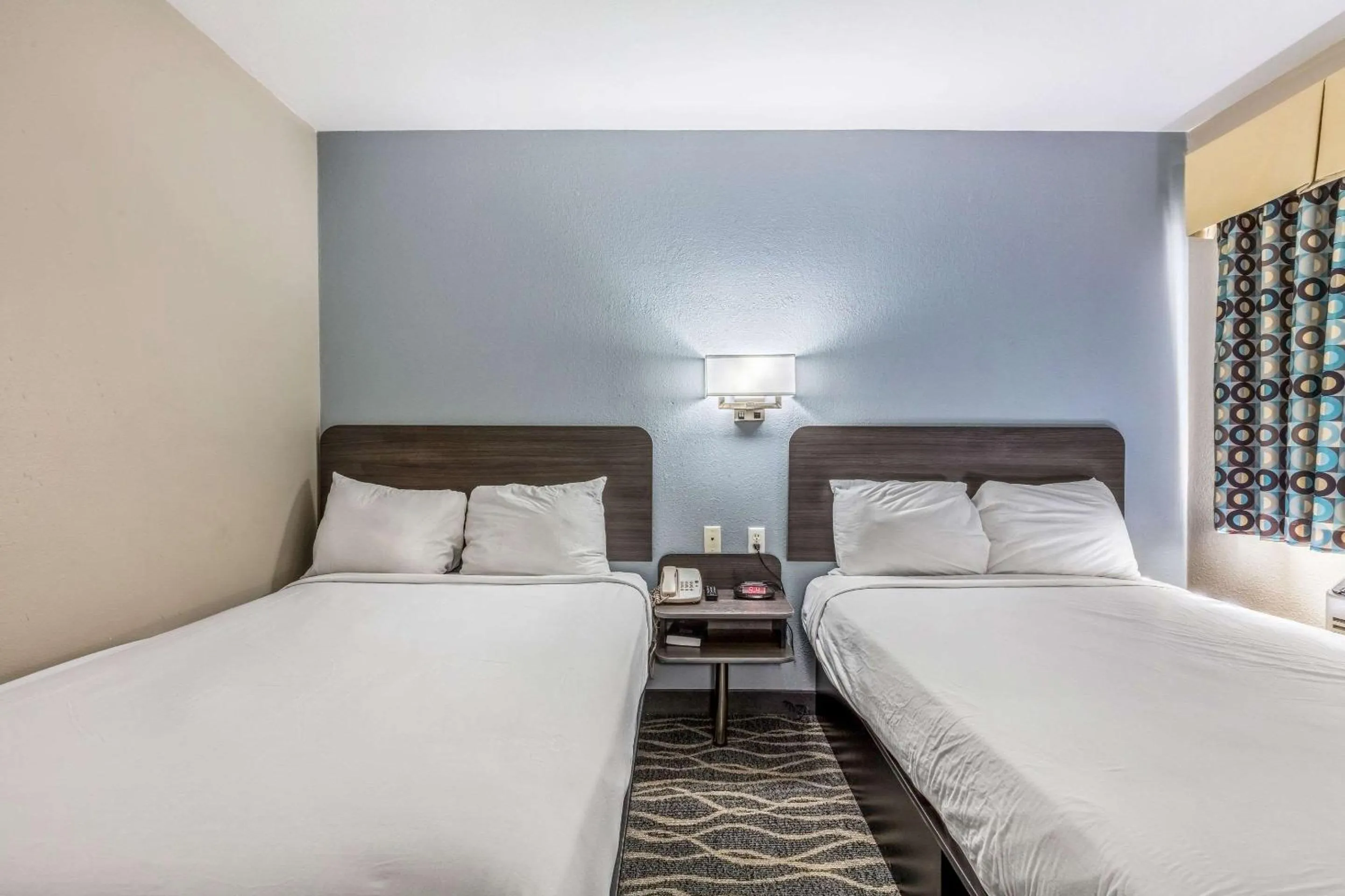 Photo of the whole room in Econo Lodge