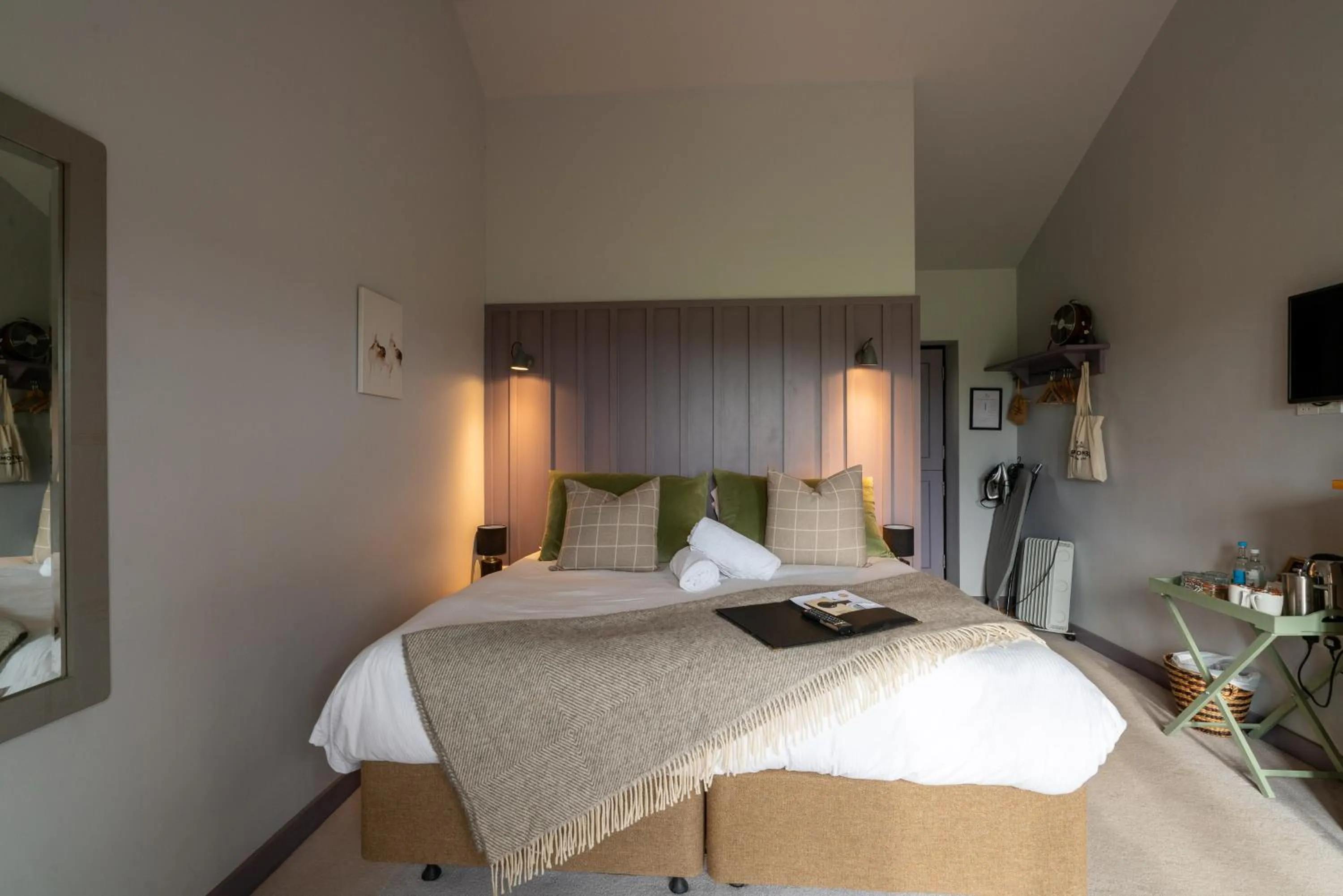 Photo of the whole room, Bed in The Welldiggers Arms