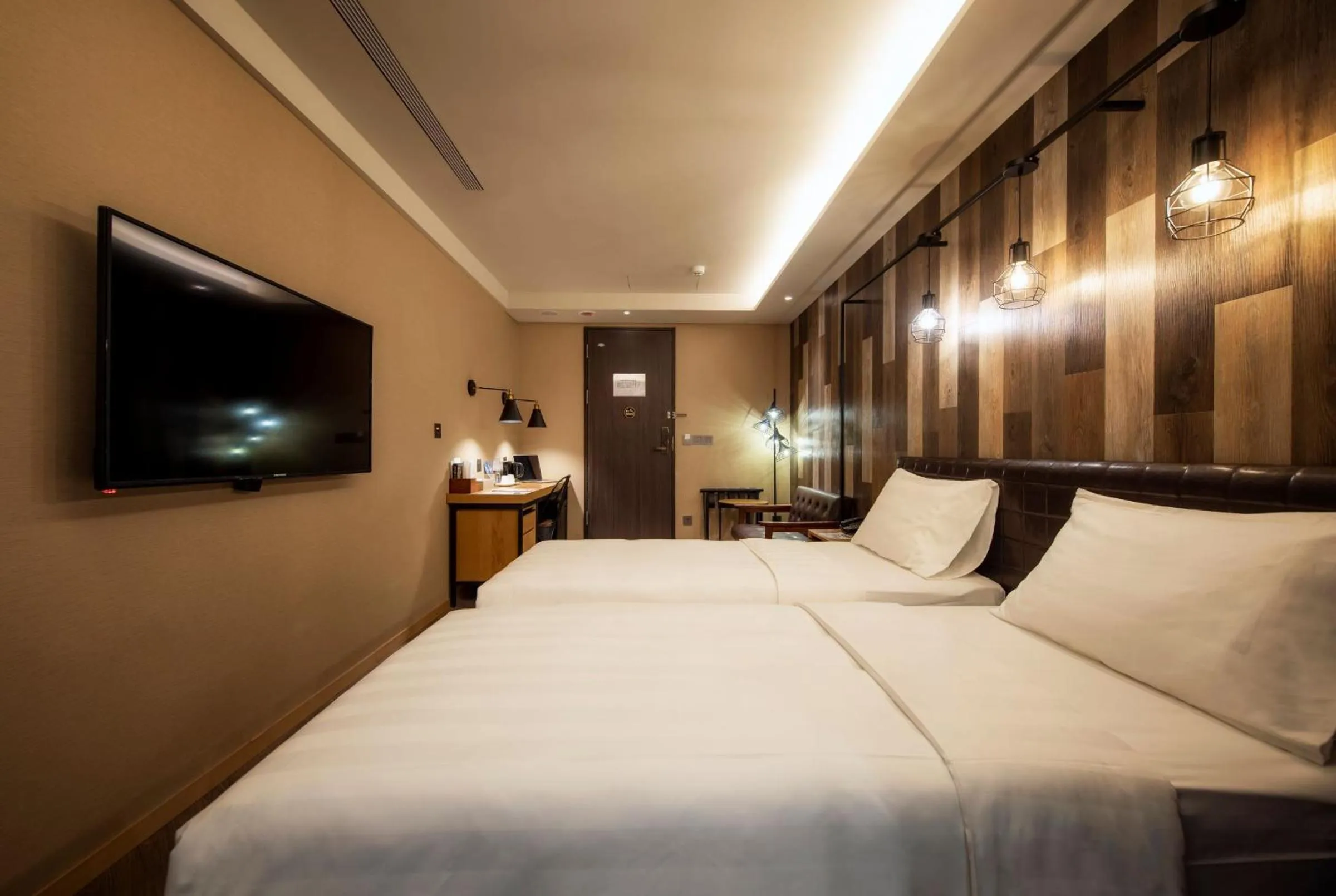 Photo of the whole room, Bed in City Suites - Beimen