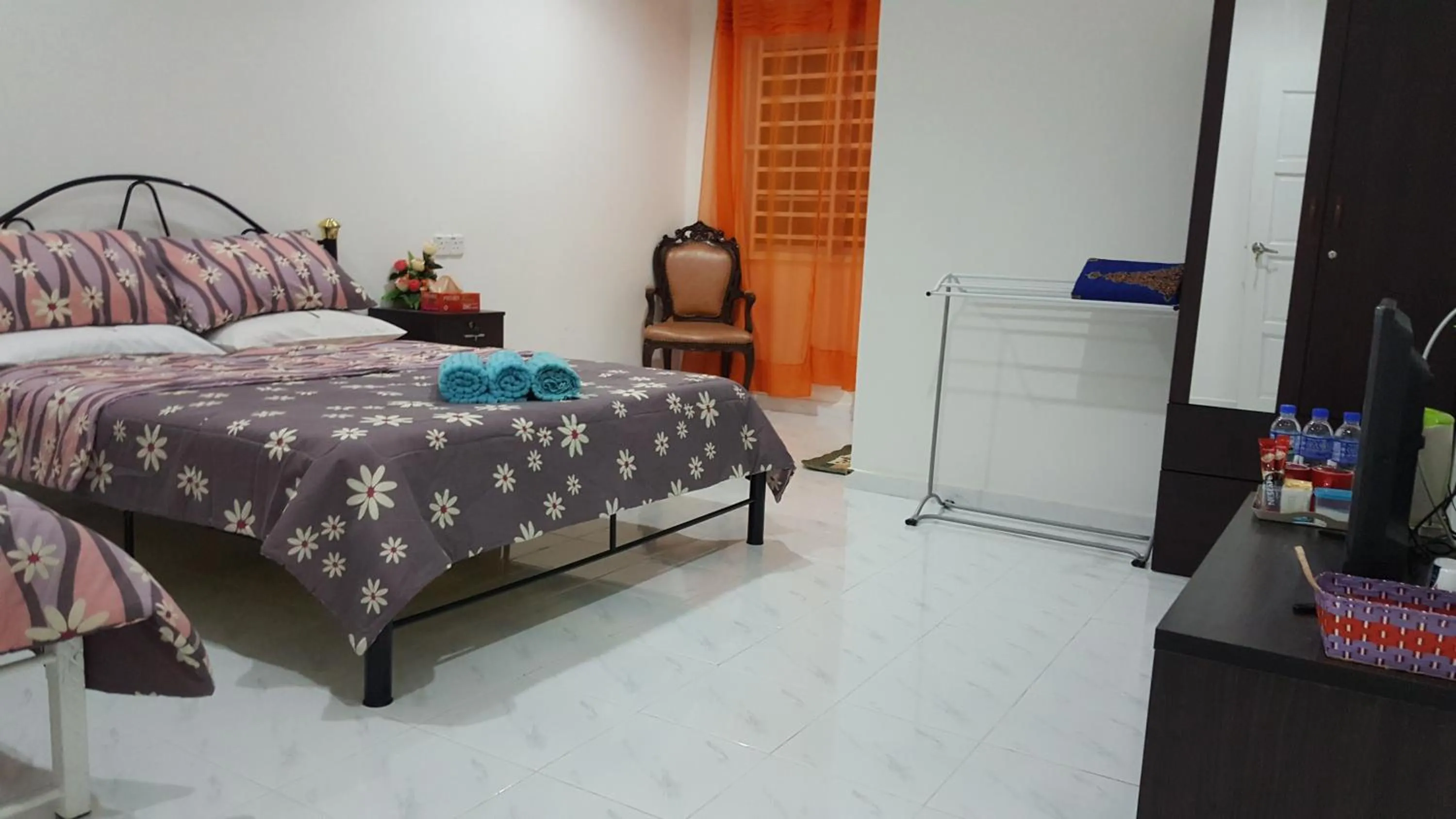Bed in Mama Iman Guestroom