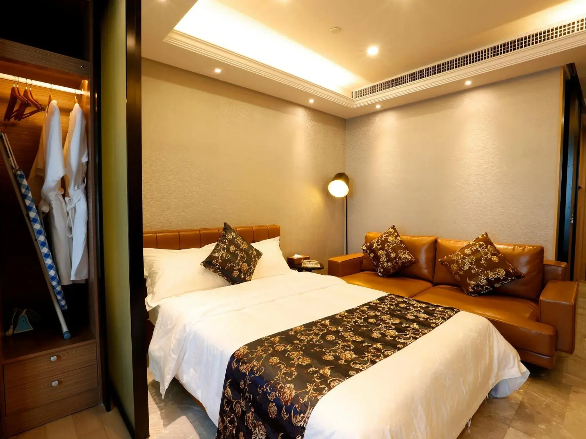 Bedroom, Bed in Pengman Beijing Road A-mall Apartment - Free Shuttle to Canton Fair Bedroom, Bed in Pengman Beijing Road A-mall Apartment - Free Shuttle to Canton Fair