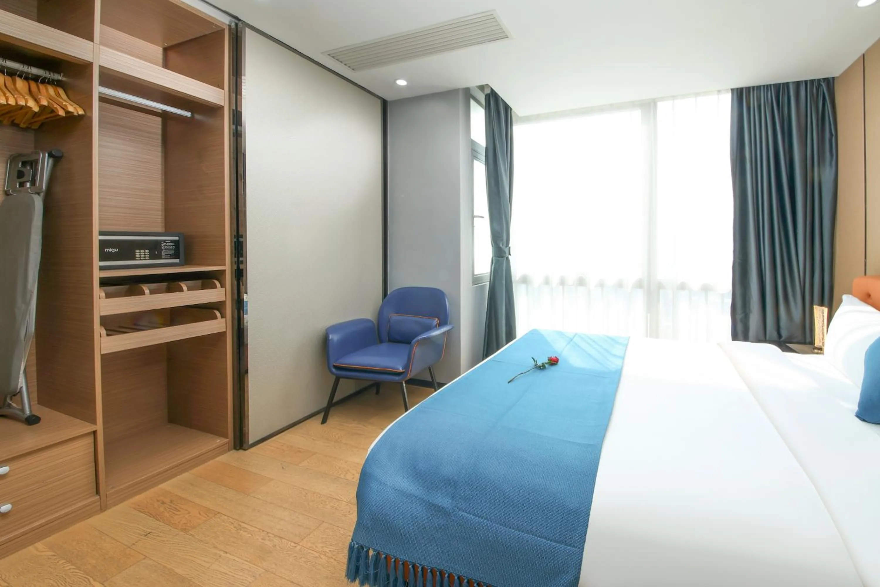 Photo of the whole room, Bed in Pengman Beijing Road A-mall Apartment