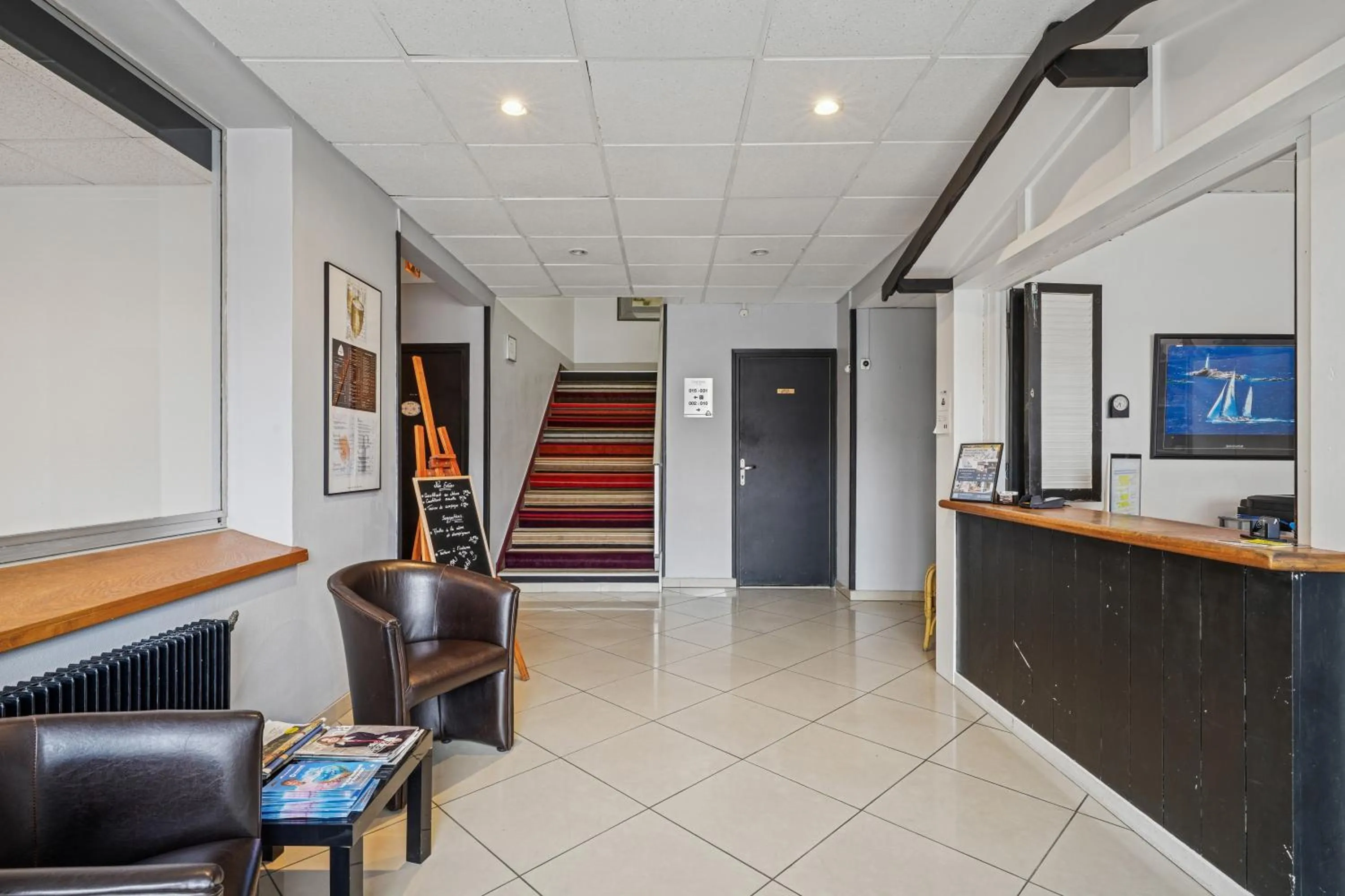 Lobby or reception in Hôtel Restaurant AKENA Camiers-Le Touquet - 2 étoiles