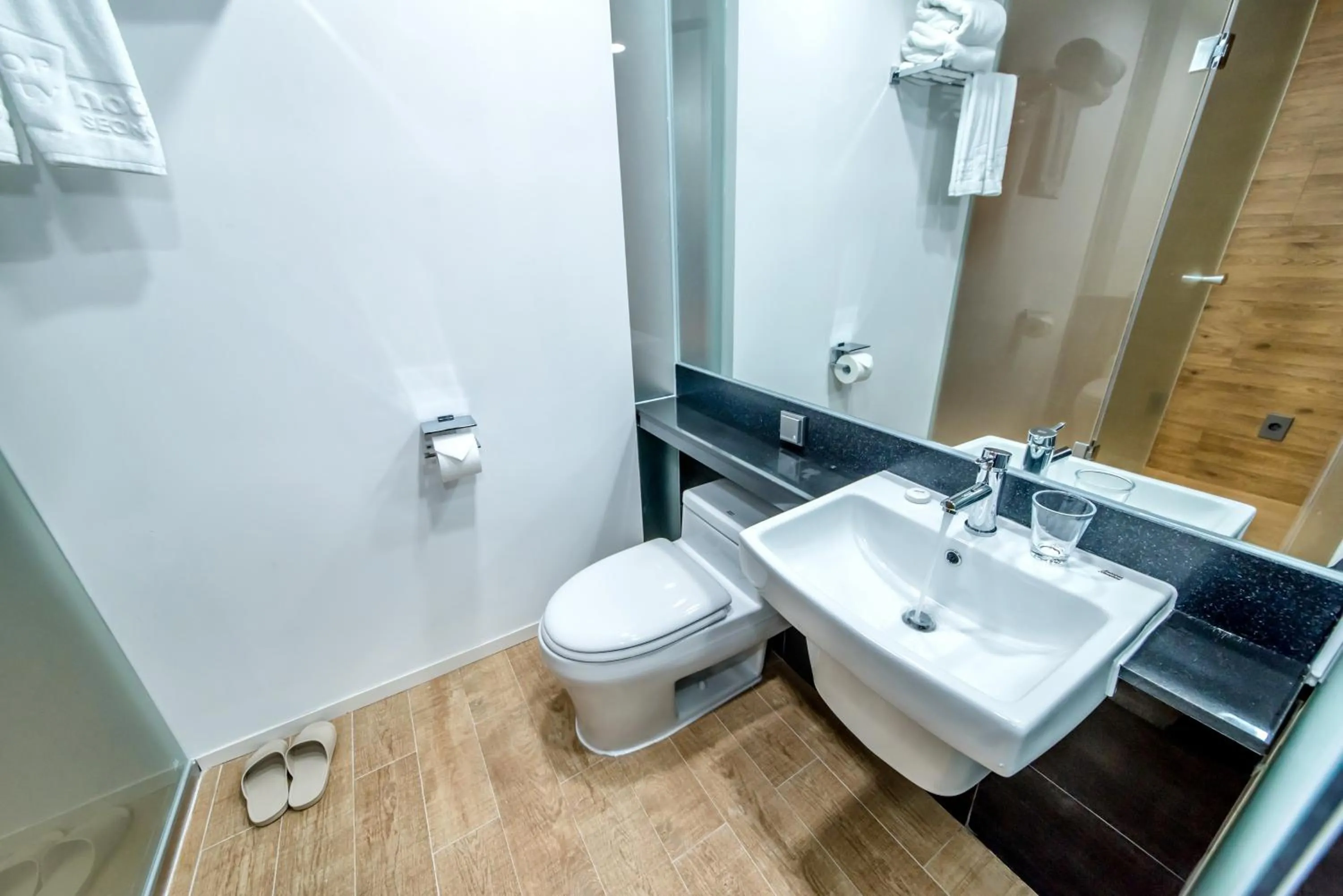 Toilet in Co-op City Hotel Seongsan