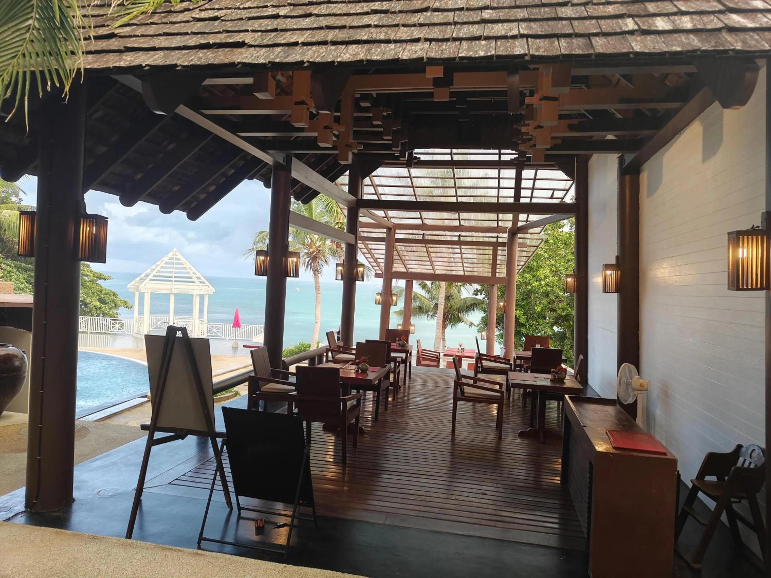 Restaurant/places to eat in Bhundhari Resort & Villas Samui