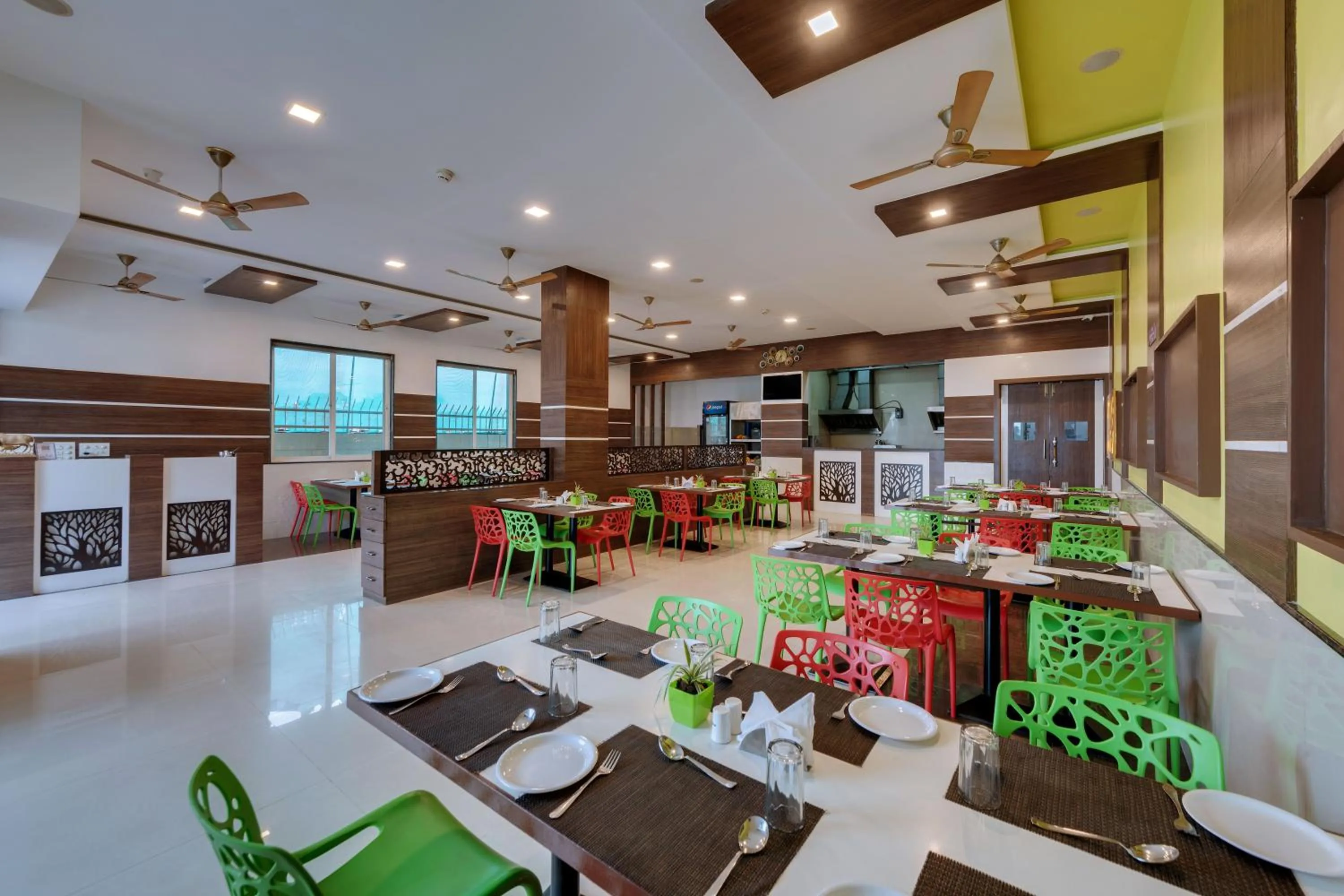 Restaurant/places to eat in Click Hotel Sagar Plaza Chakan, Pune