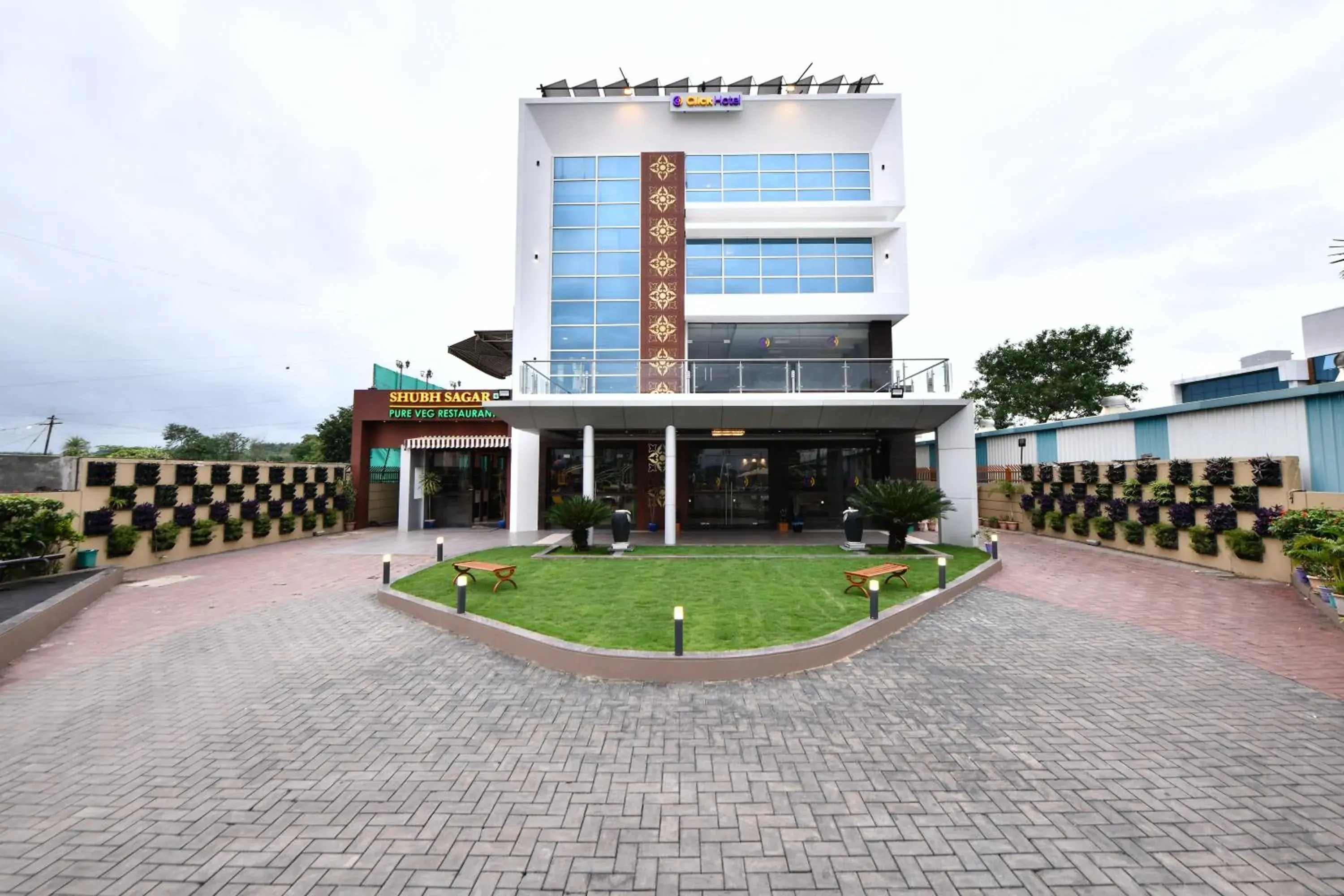 Facade/entrance in Click Hotel Sagar Plaza Chakan, Pune Facade/entrance in Click Hotel Sagar Plaza Chakan, Pune