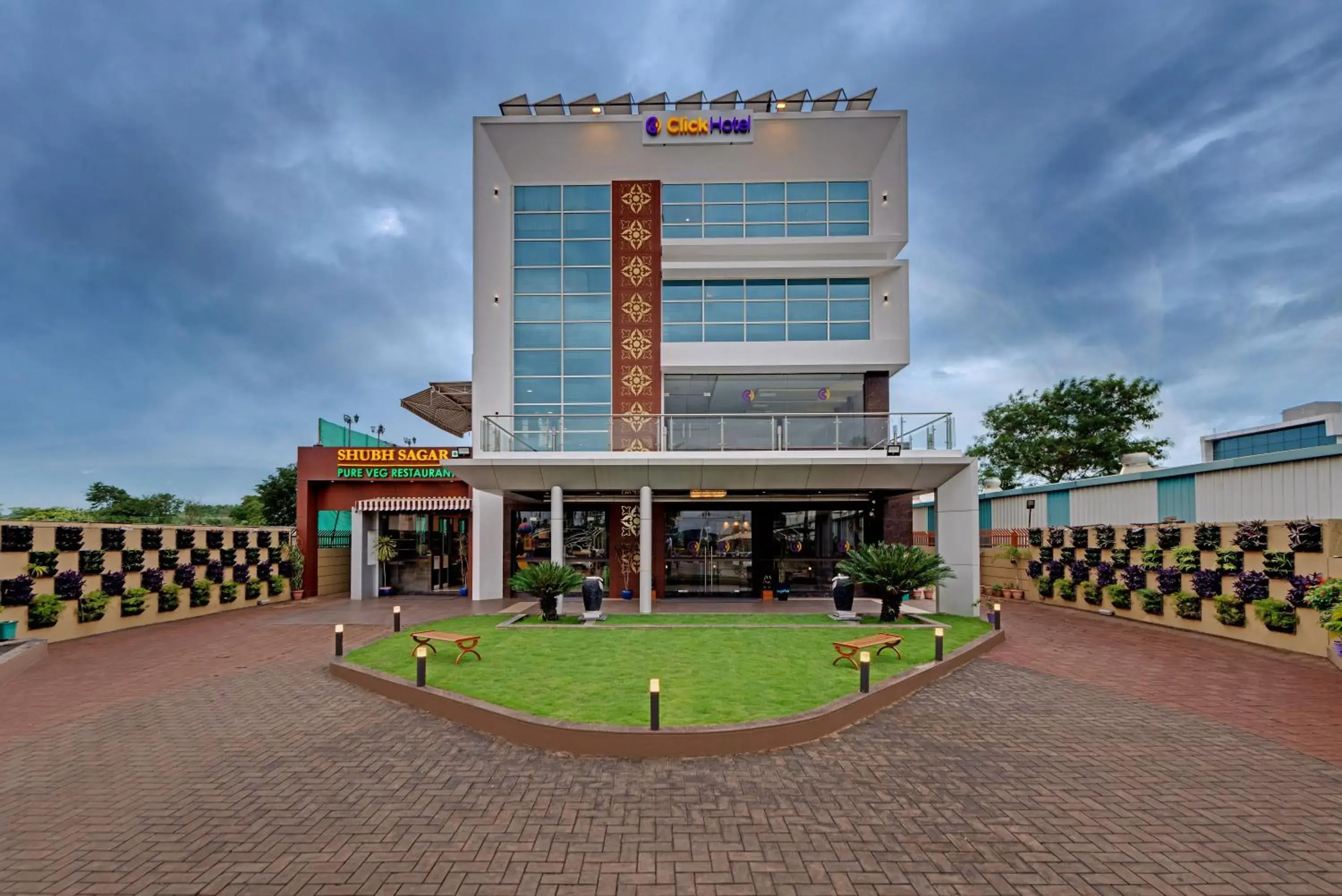 Facade/entrance in Click Hotel Sagar Plaza Chakan, Pune Facade/entrance in Click Hotel Sagar Plaza Chakan, Pune