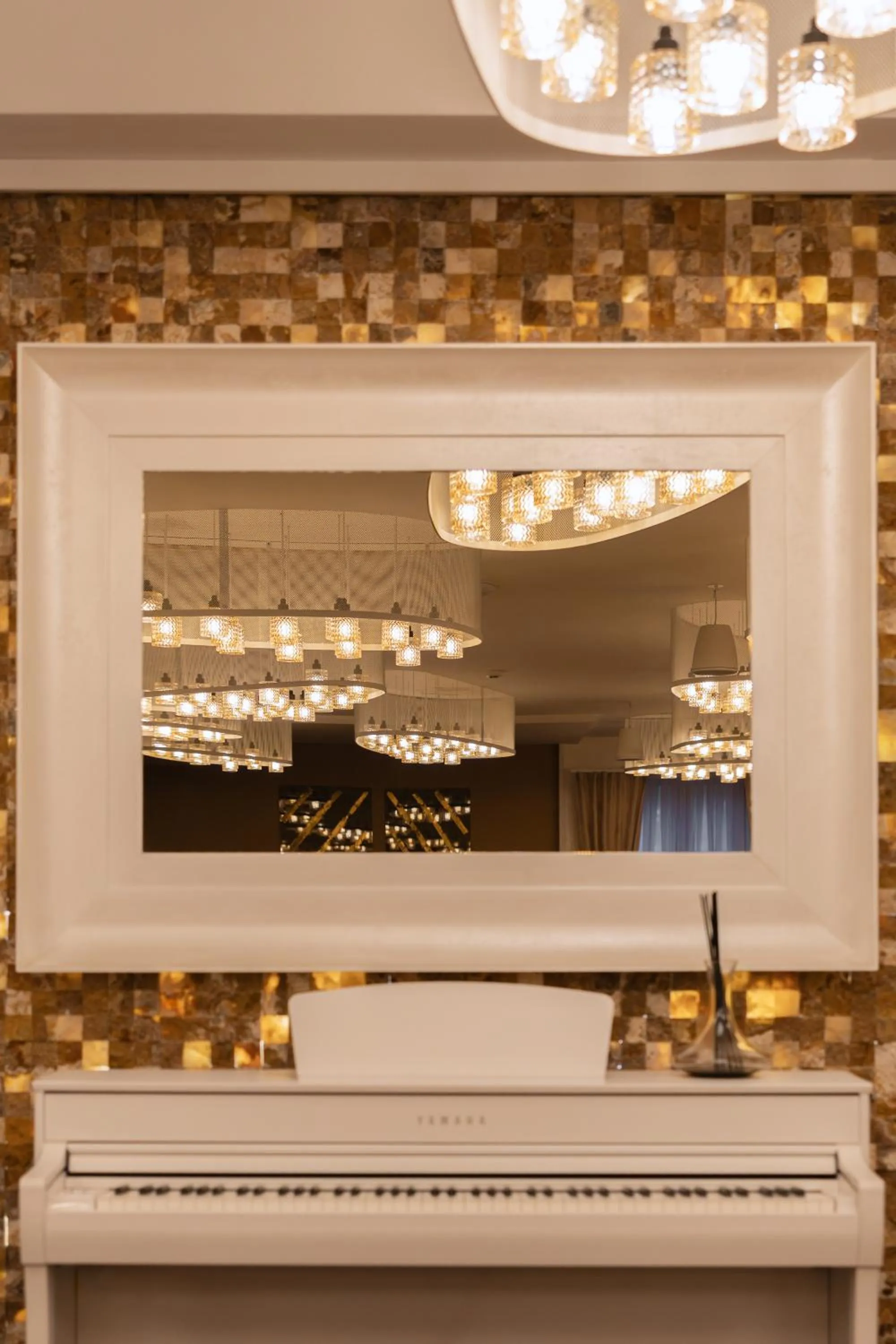 Restaurant/places to eat in Apeiro City Avant-garde Hotel