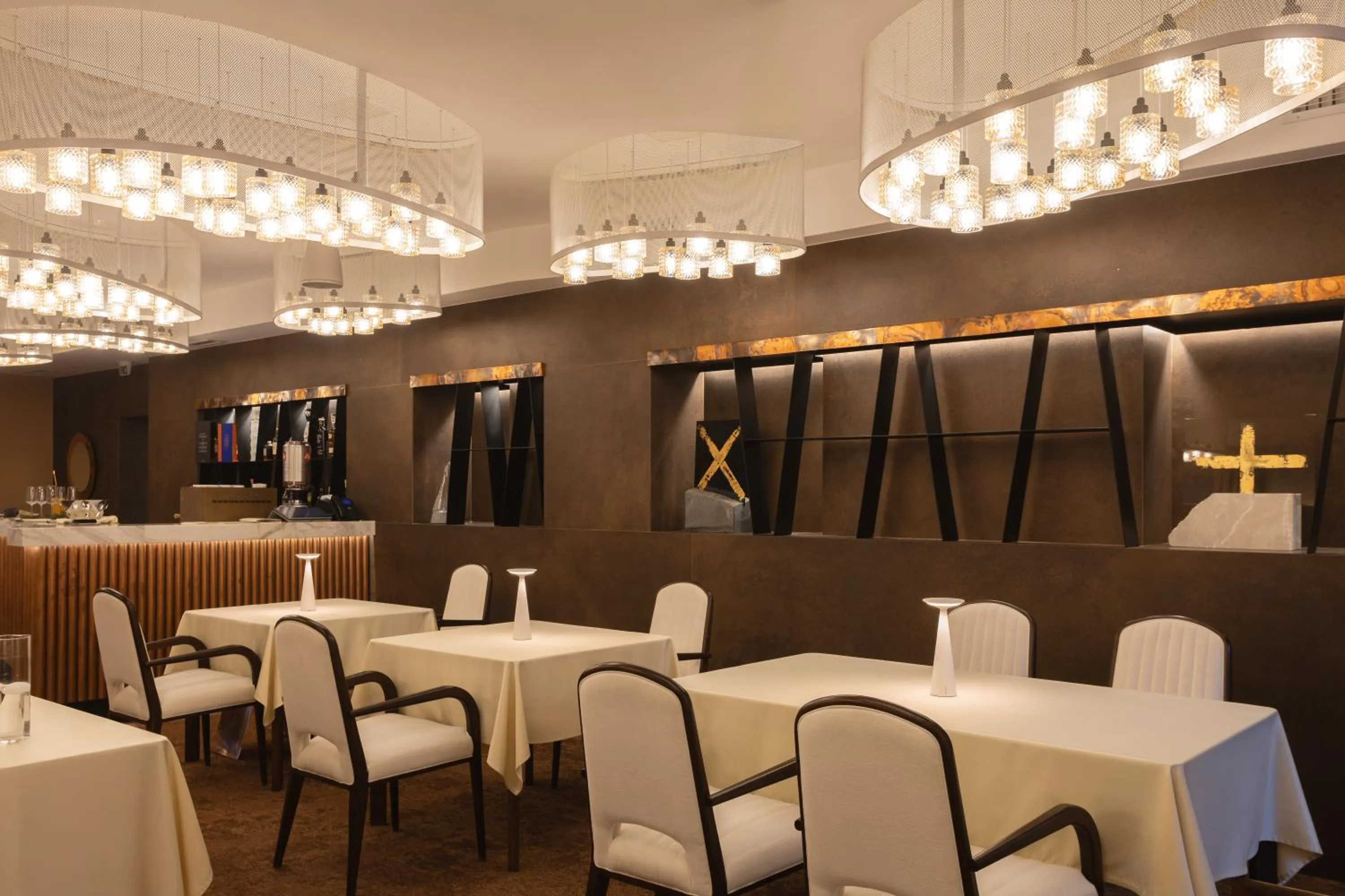 Restaurant/places to eat in Apeiro City Avant-garde Hotel