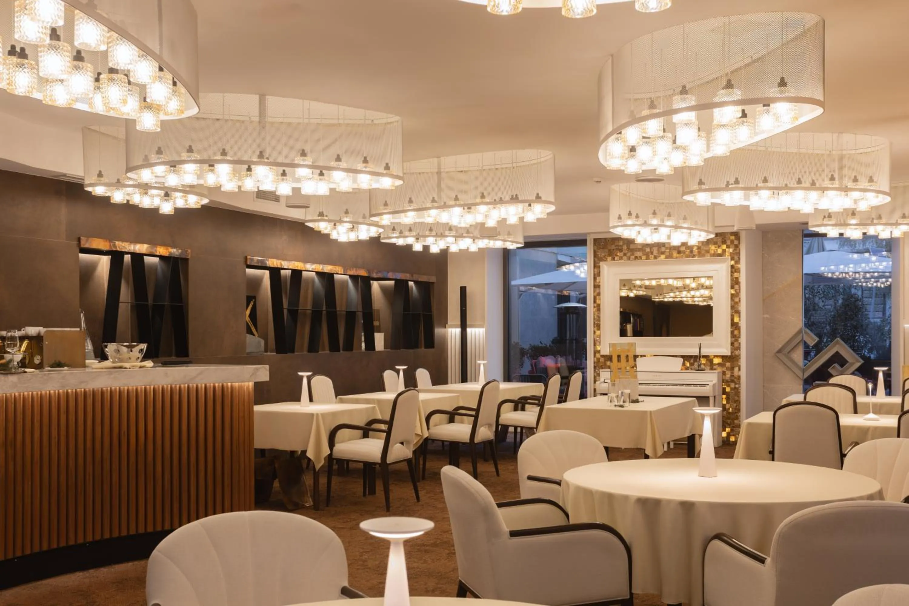 Restaurant/places to eat in Apeiro City Avant-garde Hotel